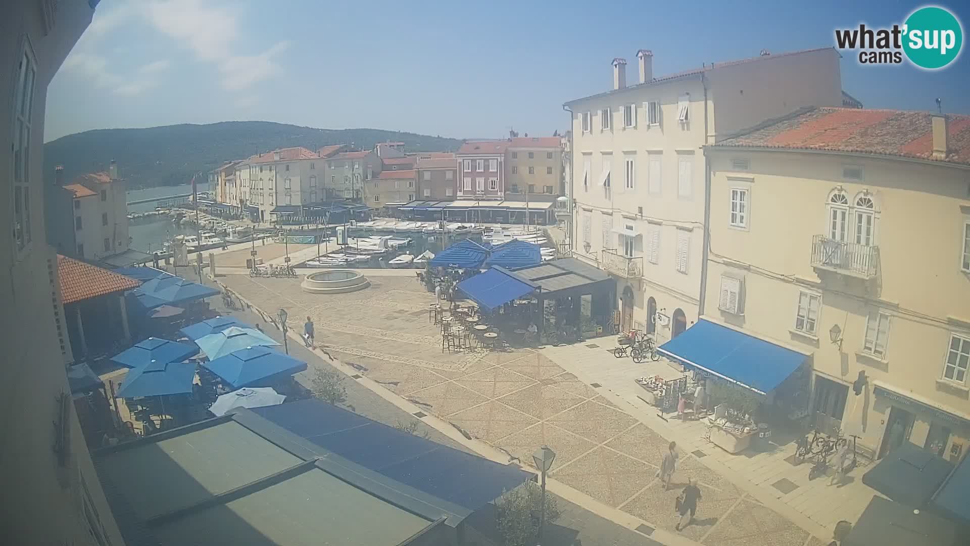 Web kamera Grad Cres – glavni trg i “mandrač” – otok Cres
