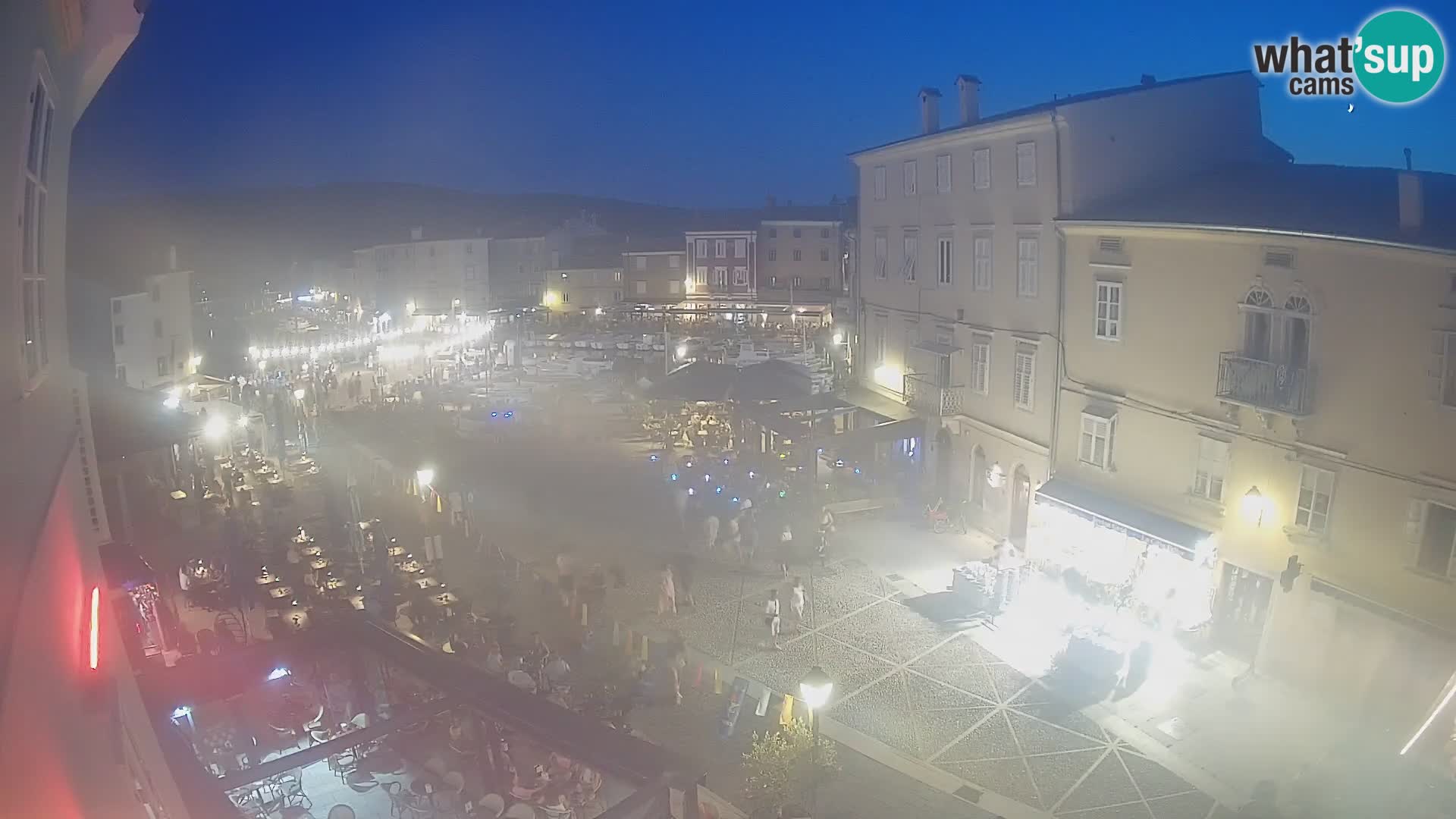 Web kamera Grad Cres – glavni trg i “mandrač” – otok Cres