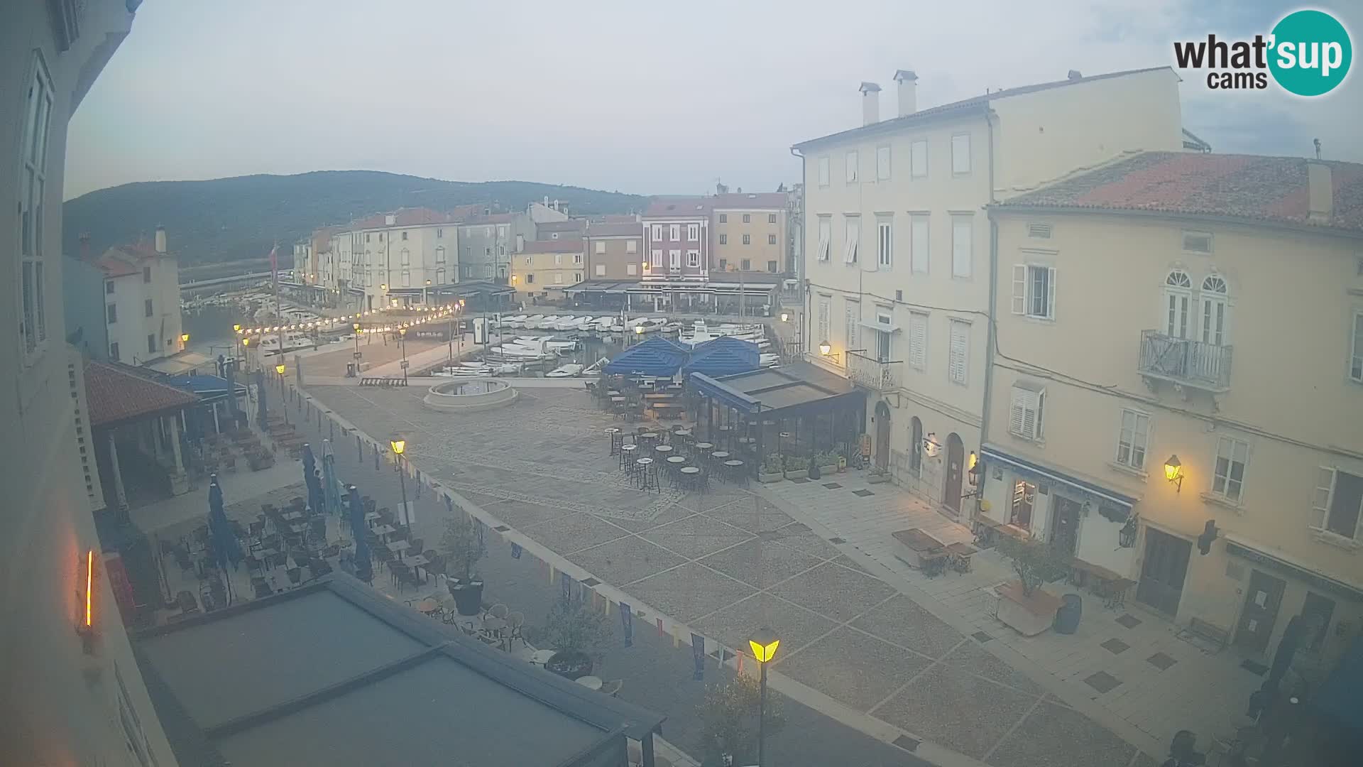 V ŽIVO spletna kamera Cres mesto – glavni trg in “mandrač” – otok Cres – Hrvaška