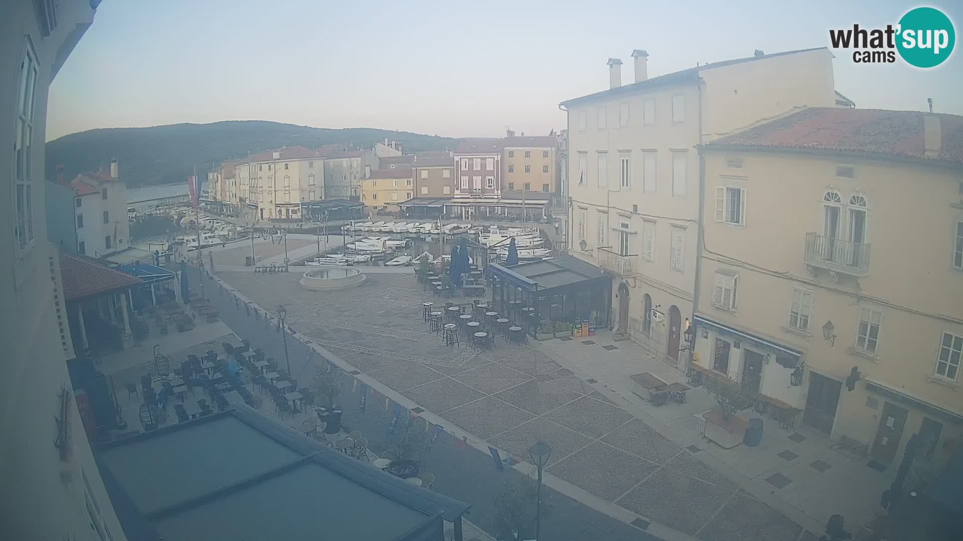 LIVE cam Cres city – place principale et “mandrač” – île de Cres – Croatie