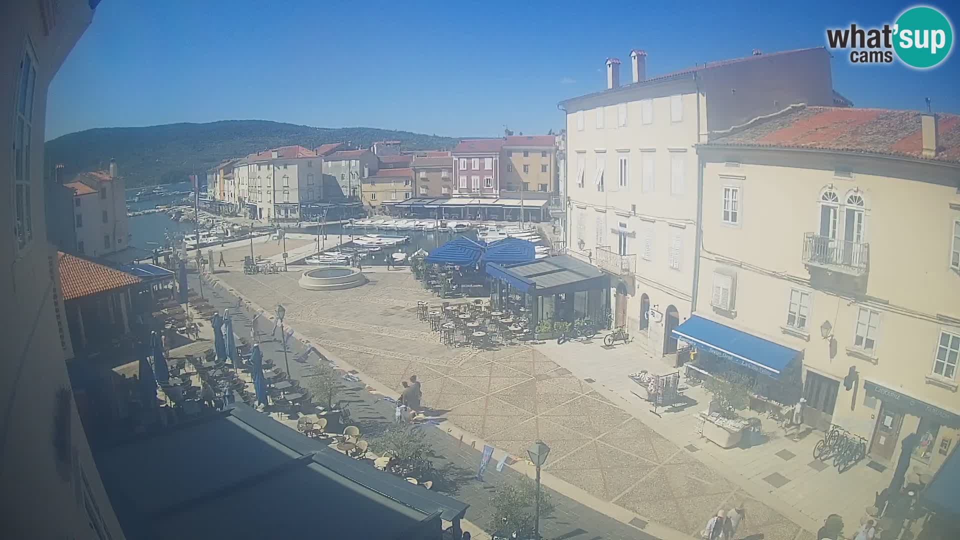 Web kamera Grad Cres – glavni trg i “mandrač” – otok Cres