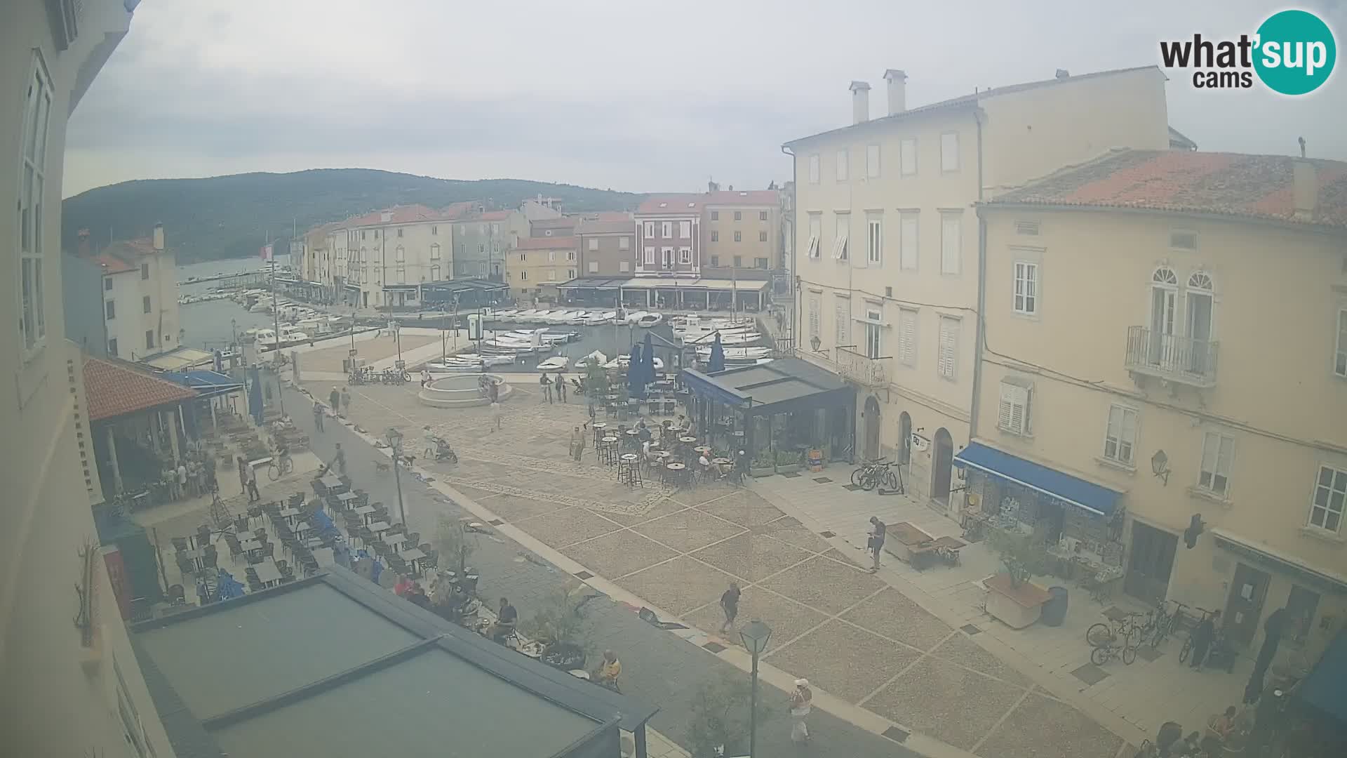 Web kamera Grad Cres – glavni trg i “mandrač” – otok Cres