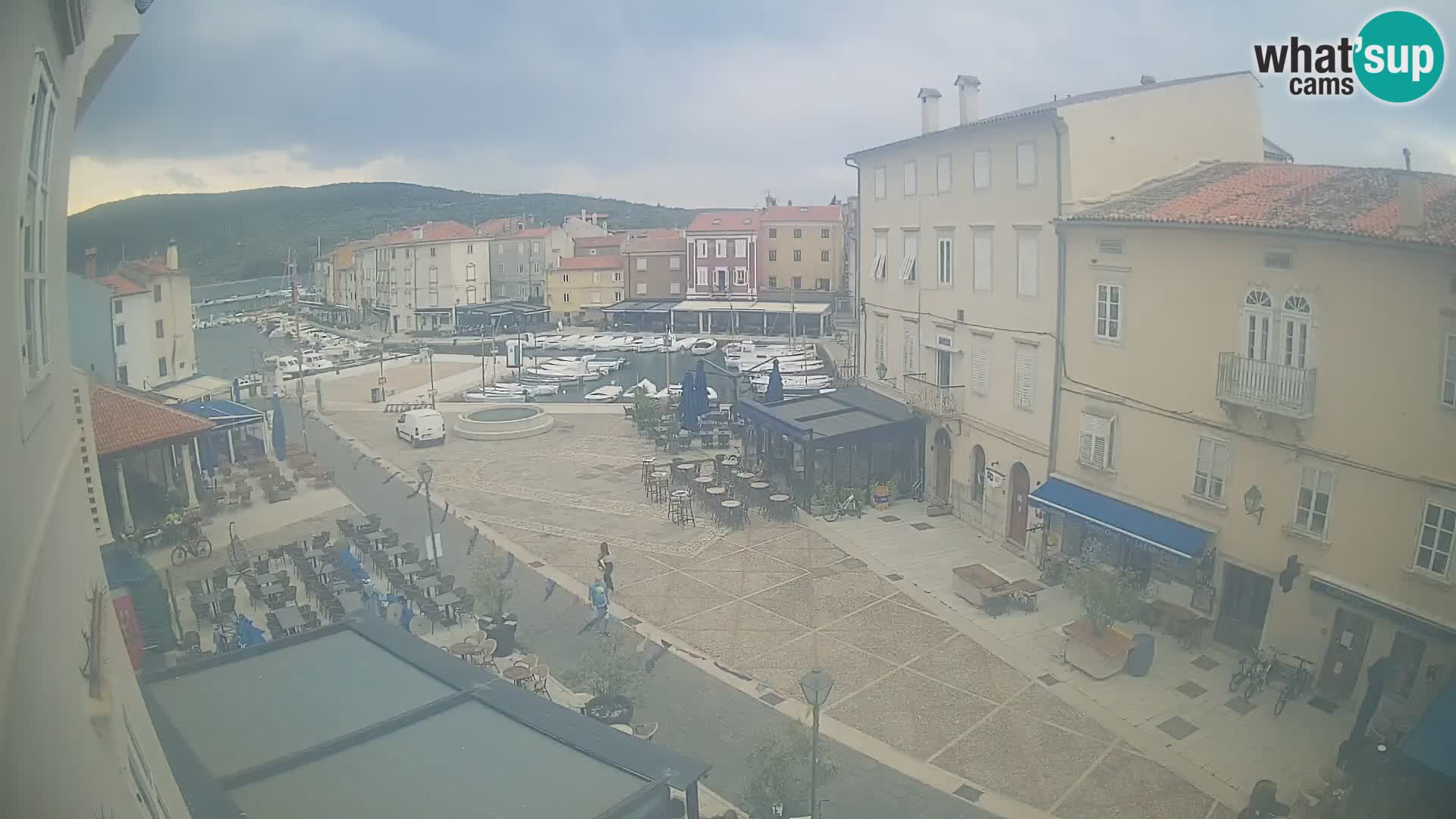 Web kamera Grad Cres – glavni trg i “mandrač” – otok Cres