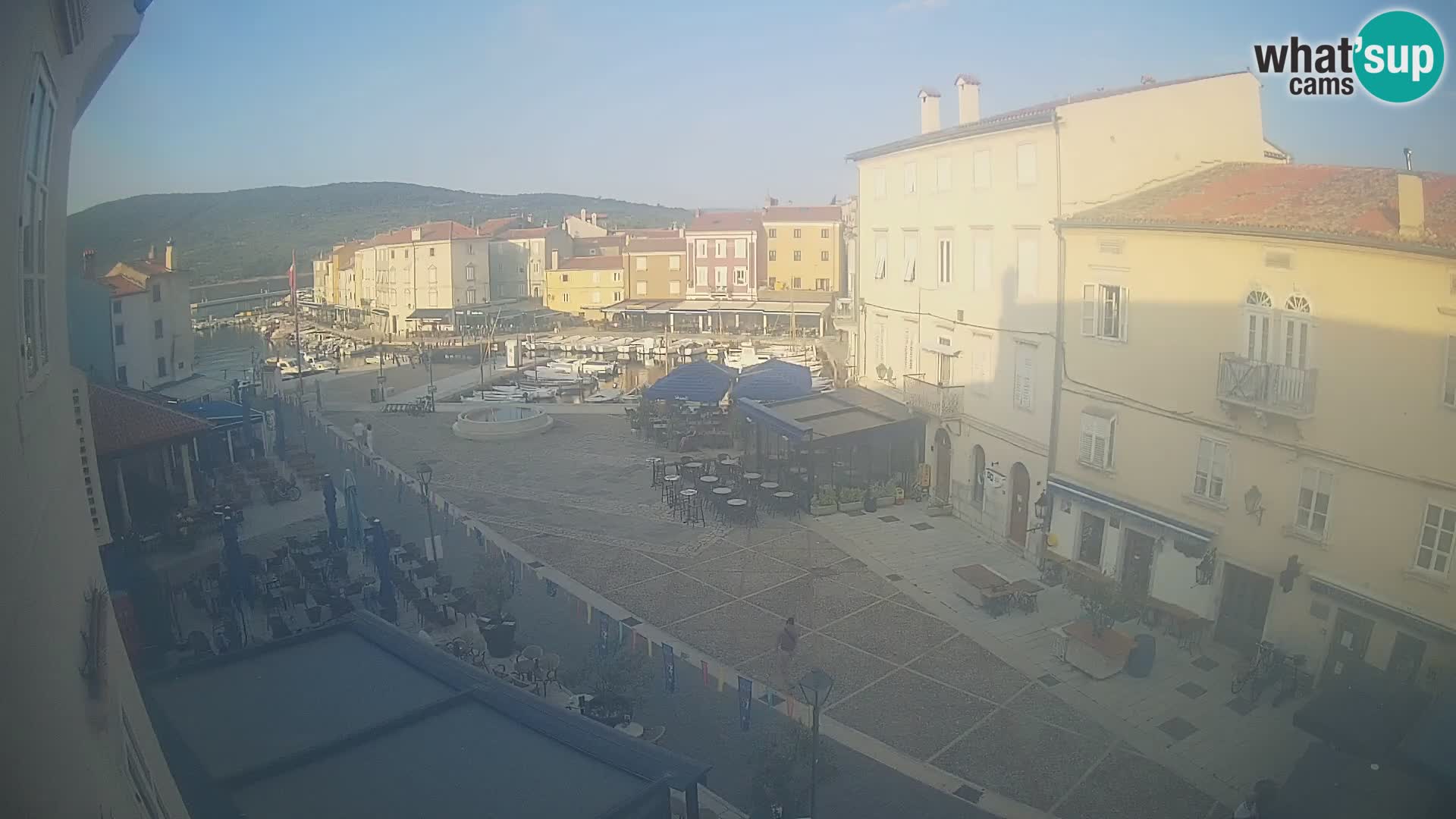 Web kamera Grad Cres – glavni trg i “mandrač” – otok Cres