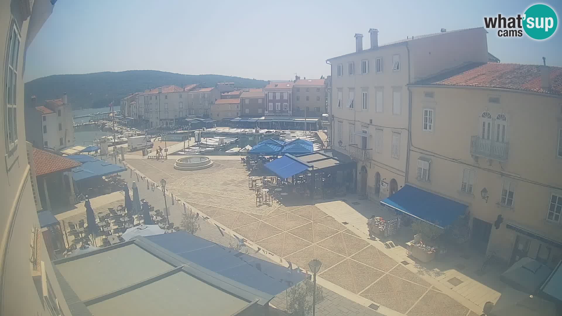 Web kamera Grad Cres – glavni trg i “mandrač” – otok Cres