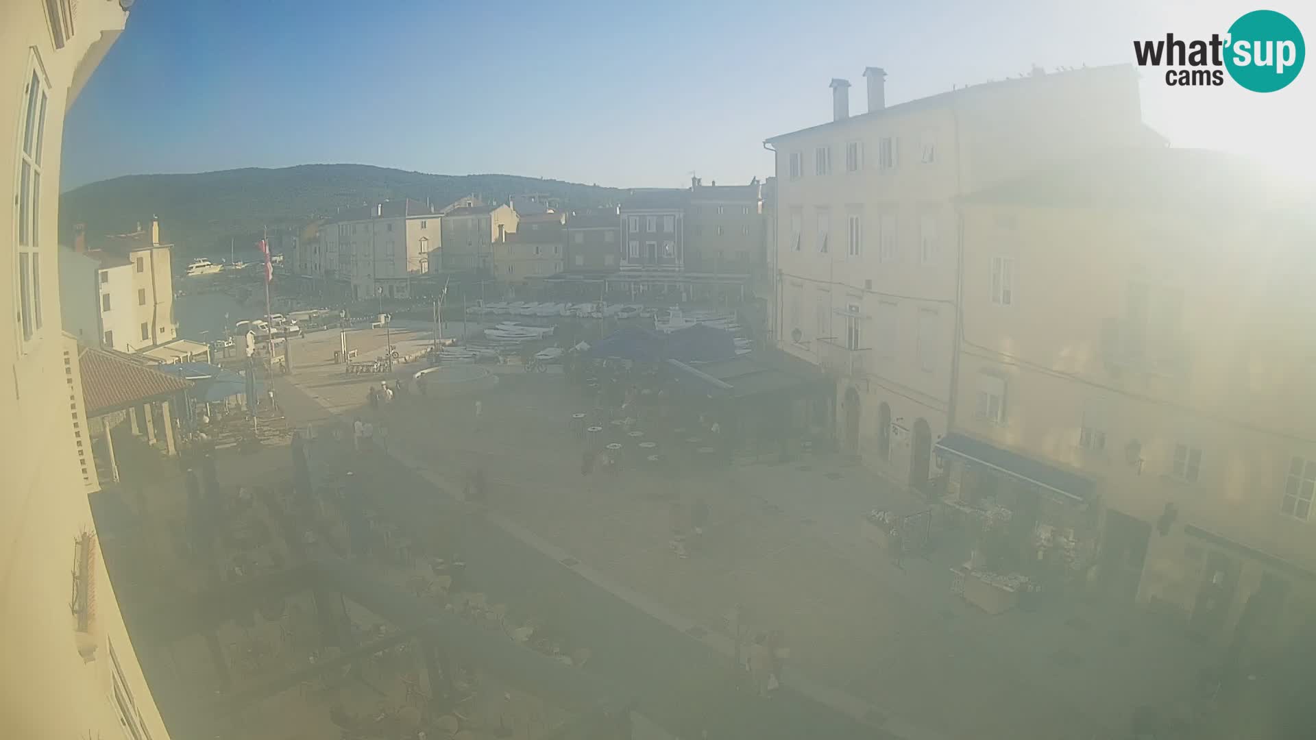 Web kamera Grad Cres – glavni trg i “mandrač” – otok Cres