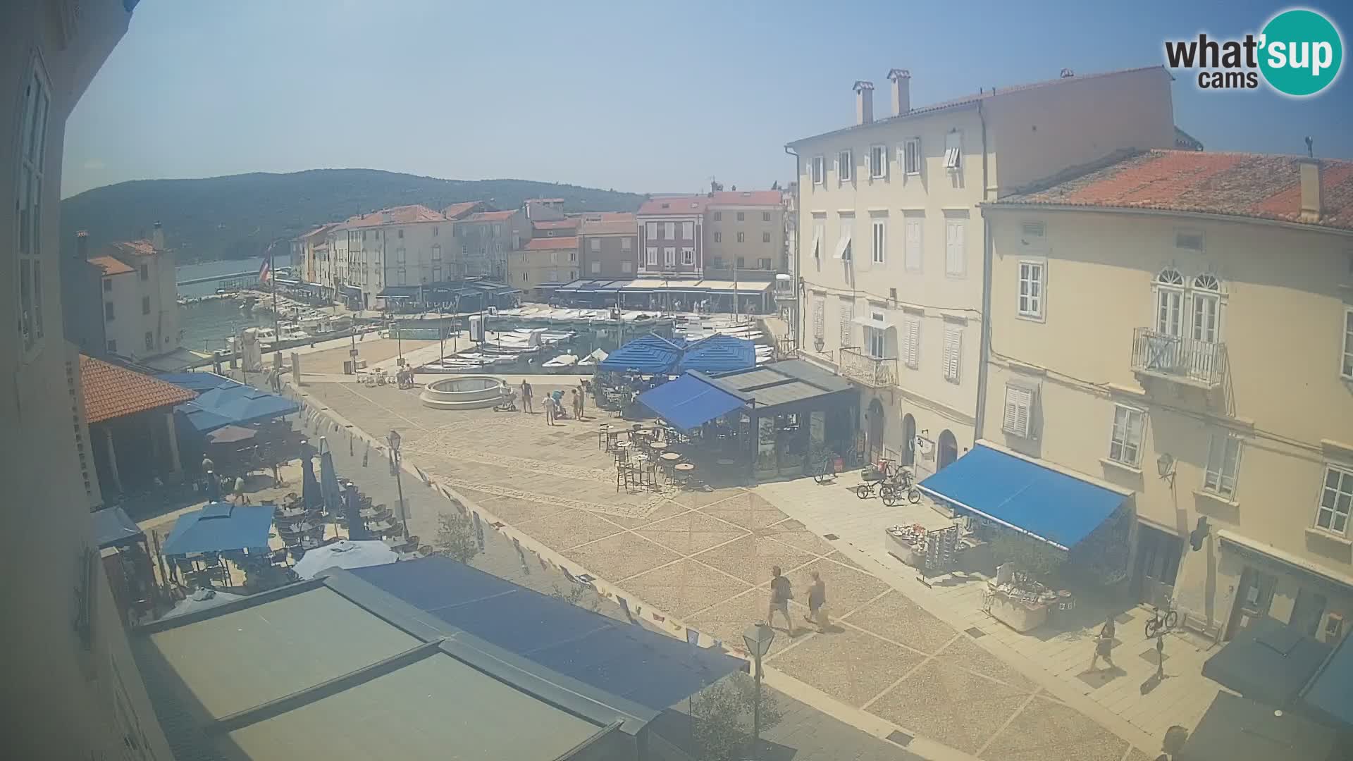 Web kamera Grad Cres – glavni trg i “mandrač” – otok Cres