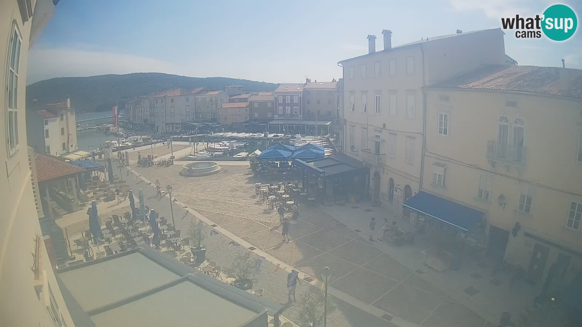 Web kamera Grad Cres – glavni trg i “mandrač” – otok Cres