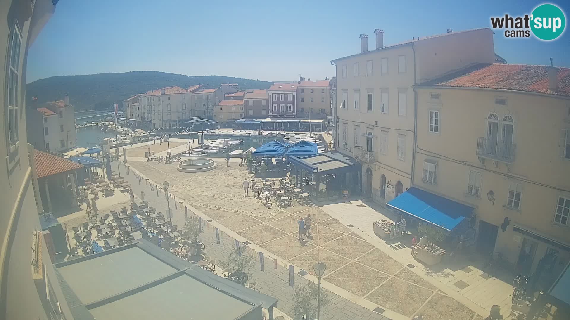 Web kamera Grad Cres – glavni trg i “mandrač” – otok Cres