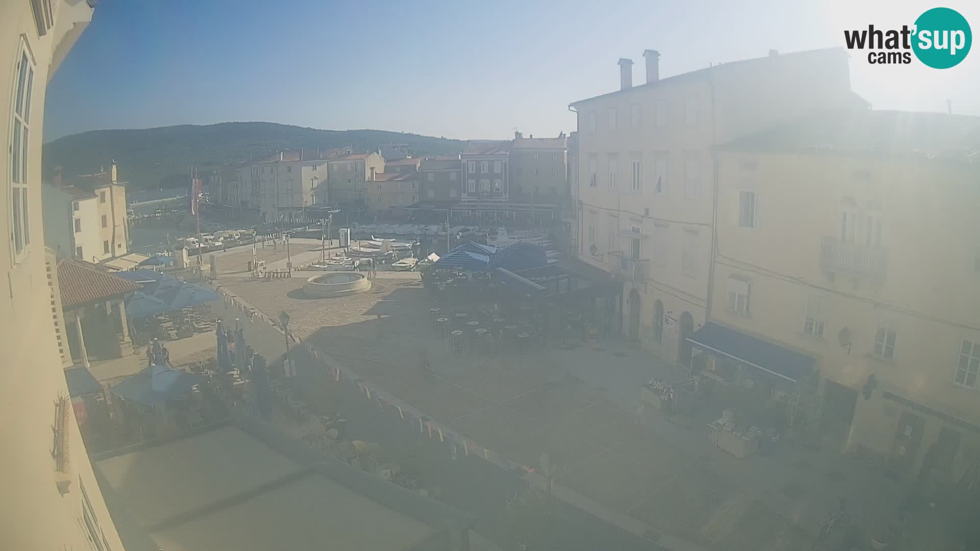 Web kamera Grad Cres – glavni trg i “mandrač” – otok Cres