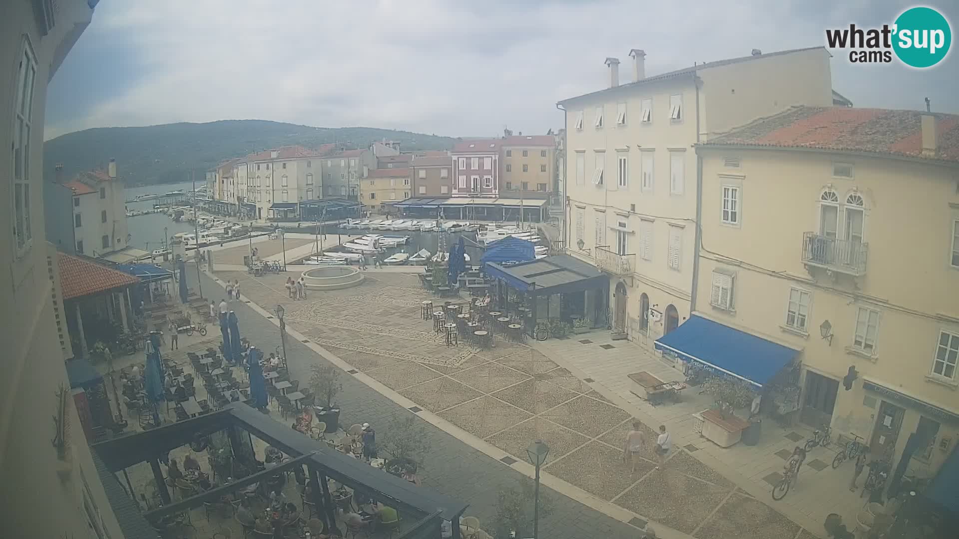 V ŽIVO spletna kamera Cres mesto – glavni trg in “mandrač” – otok Cres – Hrvaška