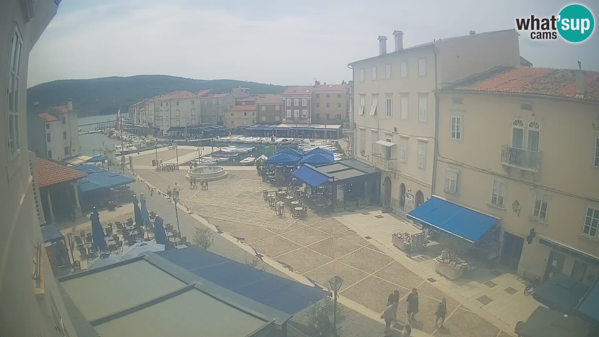 Web kamera Grad Cres – glavni trg i “mandrač” – otok Cres