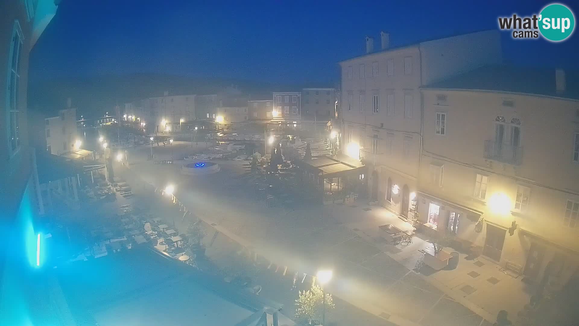 Web kamera Grad Cres – glavni trg i “mandrač” – otok Cres