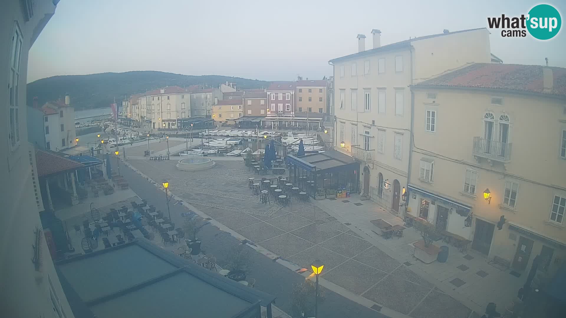 Cámara en vivo ciudad de Cres – plaza principal y “mandrač” – isla de Cres – Croacia