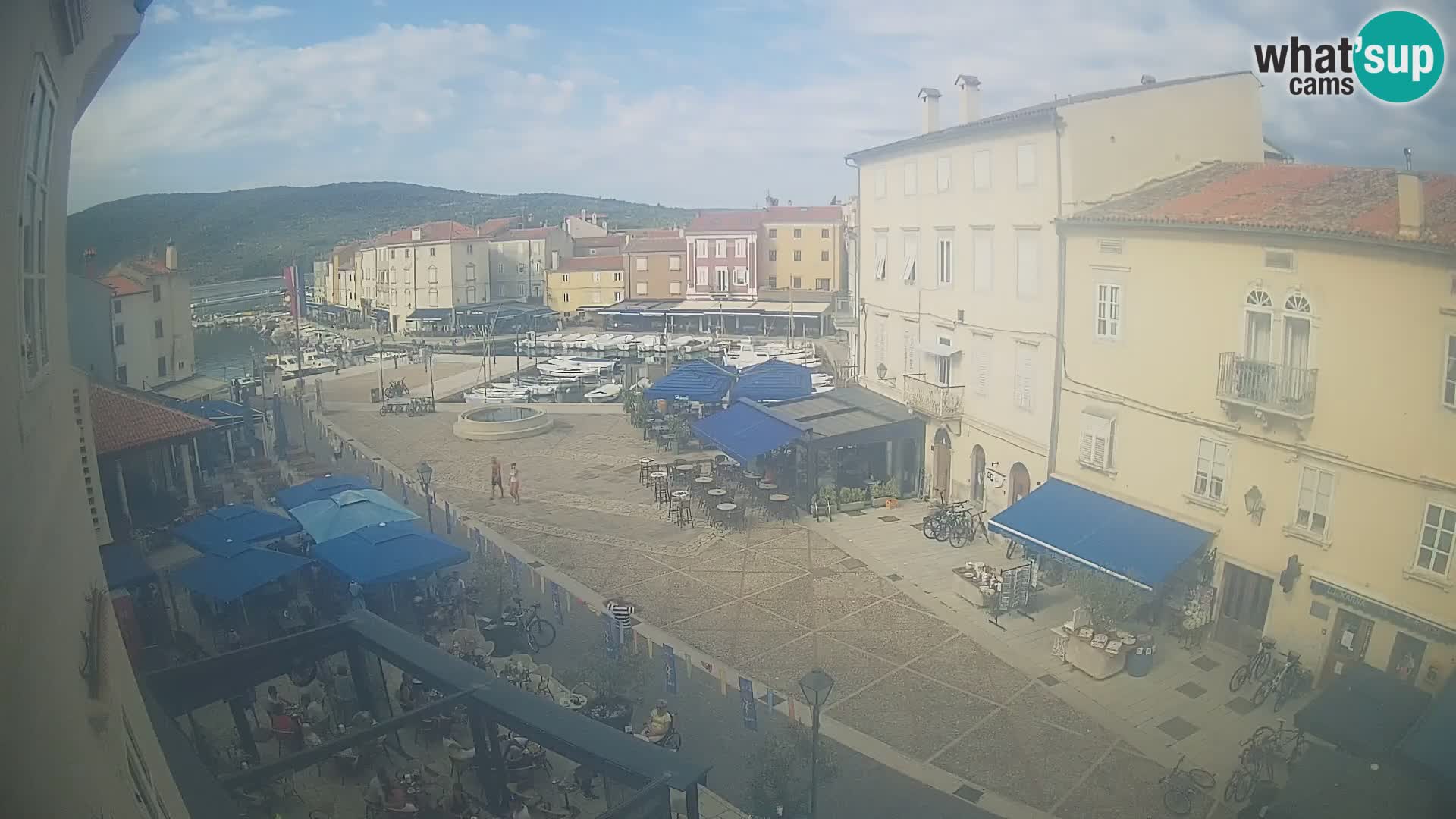Web kamera Grad Cres – glavni trg i “mandrač” – otok Cres