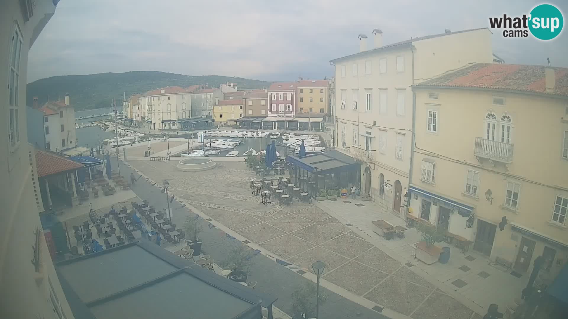 Web kamera Grad Cres – glavni trg i “mandrač” – otok Cres