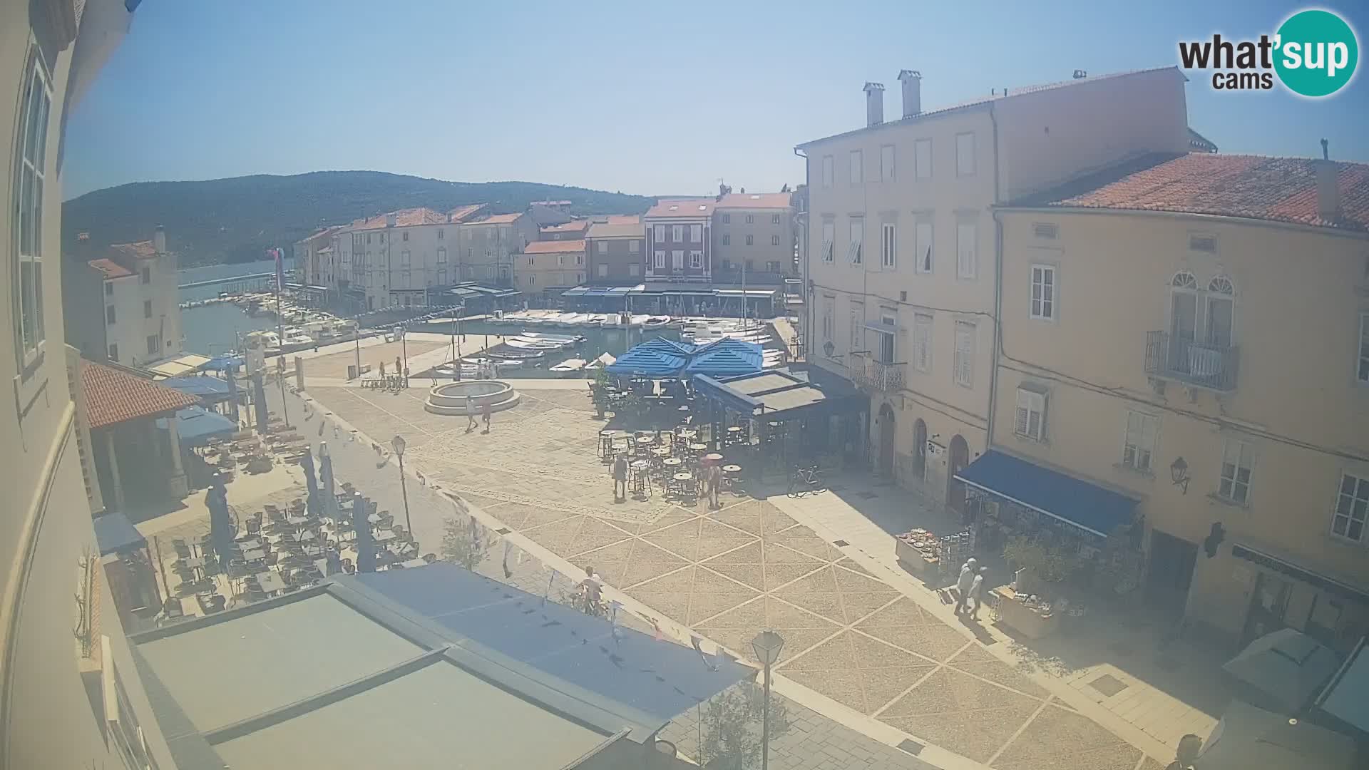 Web kamera Grad Cres – glavni trg i “mandrač” – otok Cres