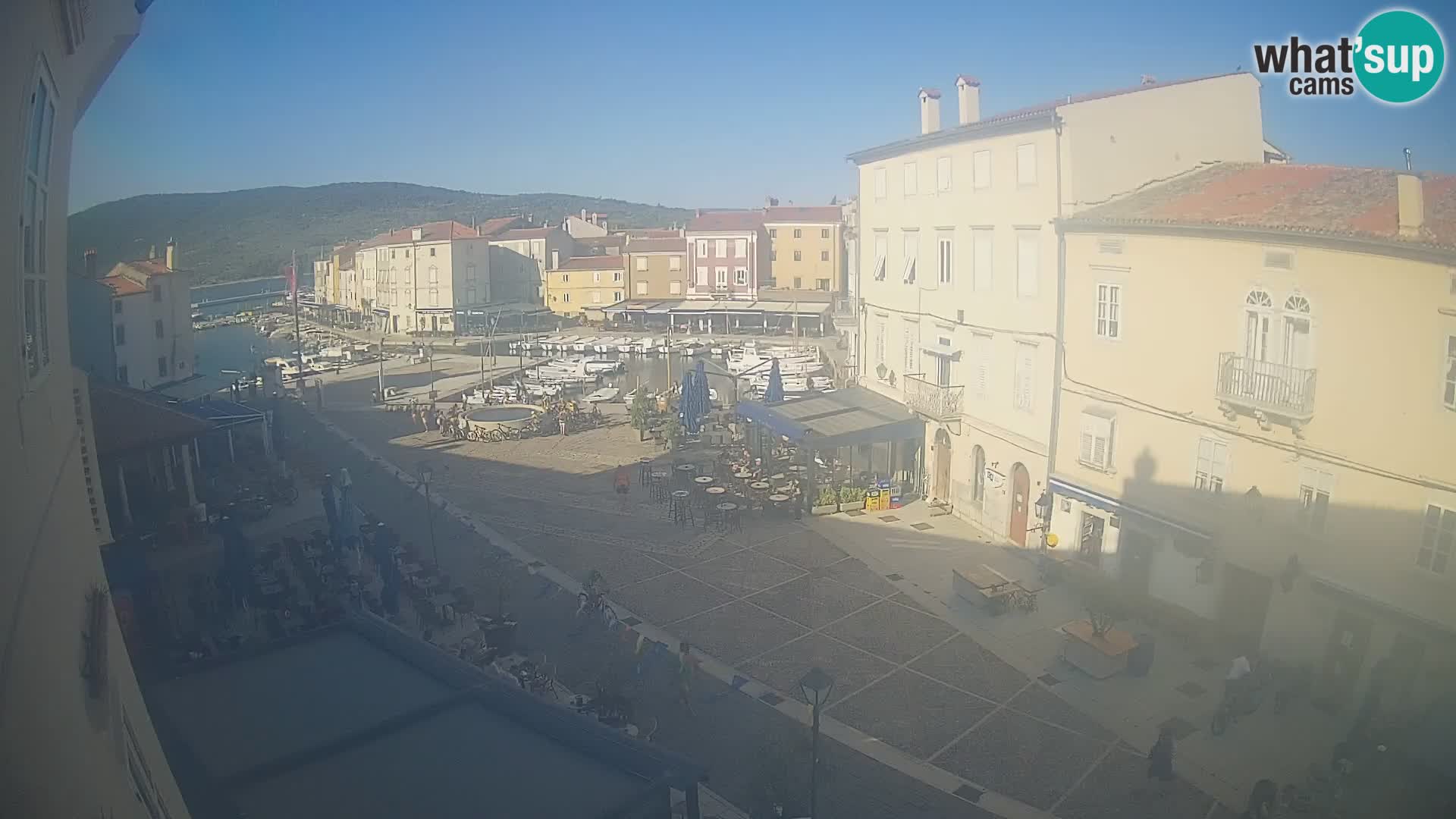 Kamera v ŽIVO Cres mesto – glavni trg in “mandrač” – otok Cres – Hrvaška