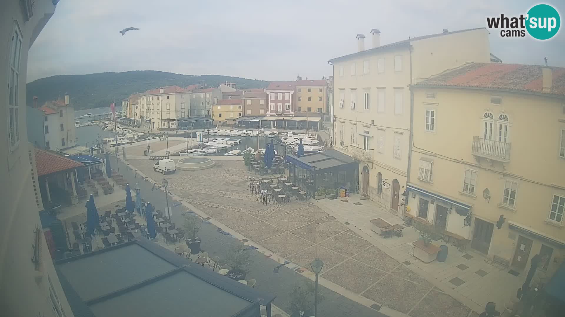 Web kamera Grad Cres – glavni trg i “mandrač” – otok Cres