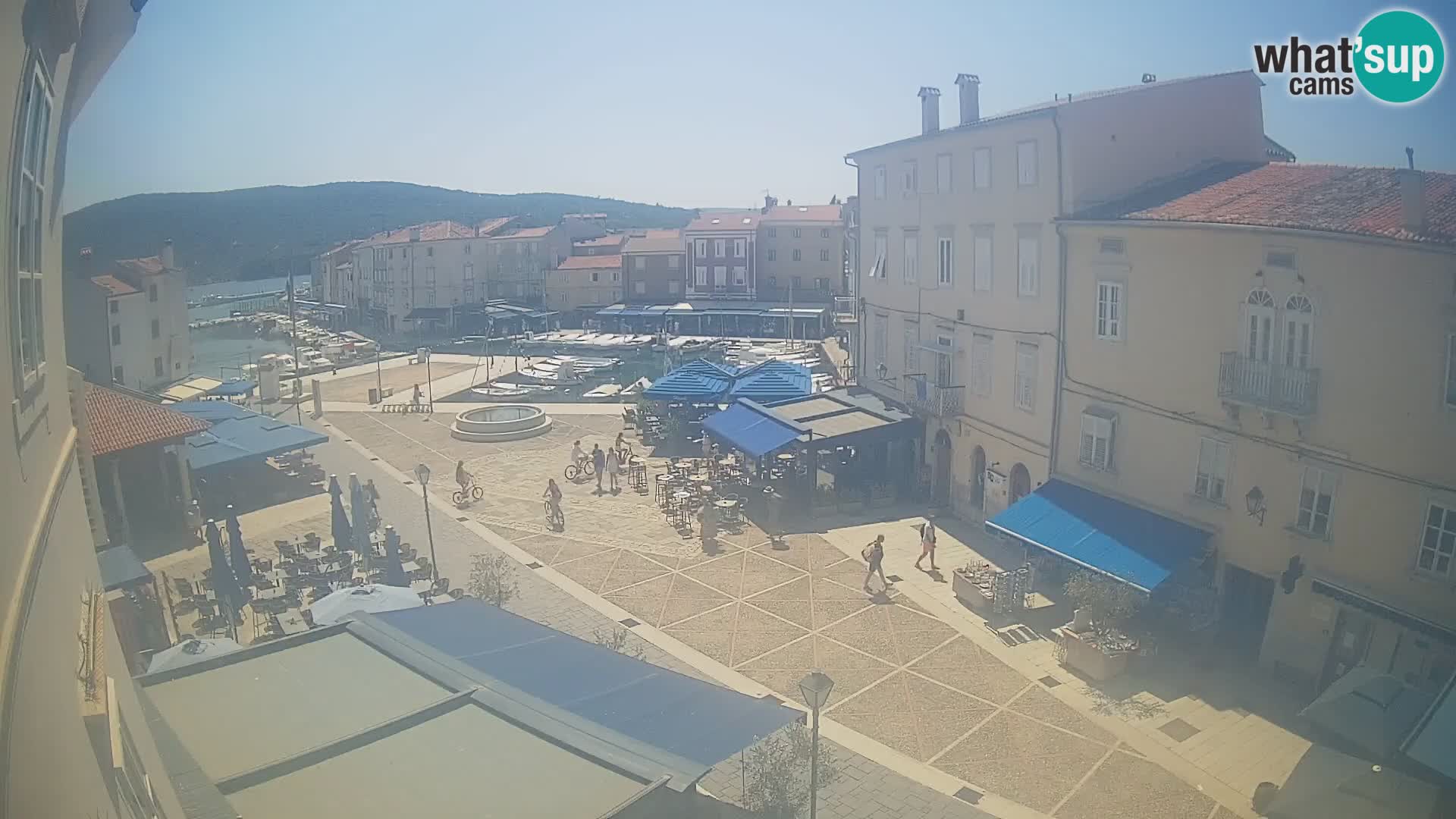 Web kamera Grad Cres – glavni trg i “mandrač” – otok Cres
