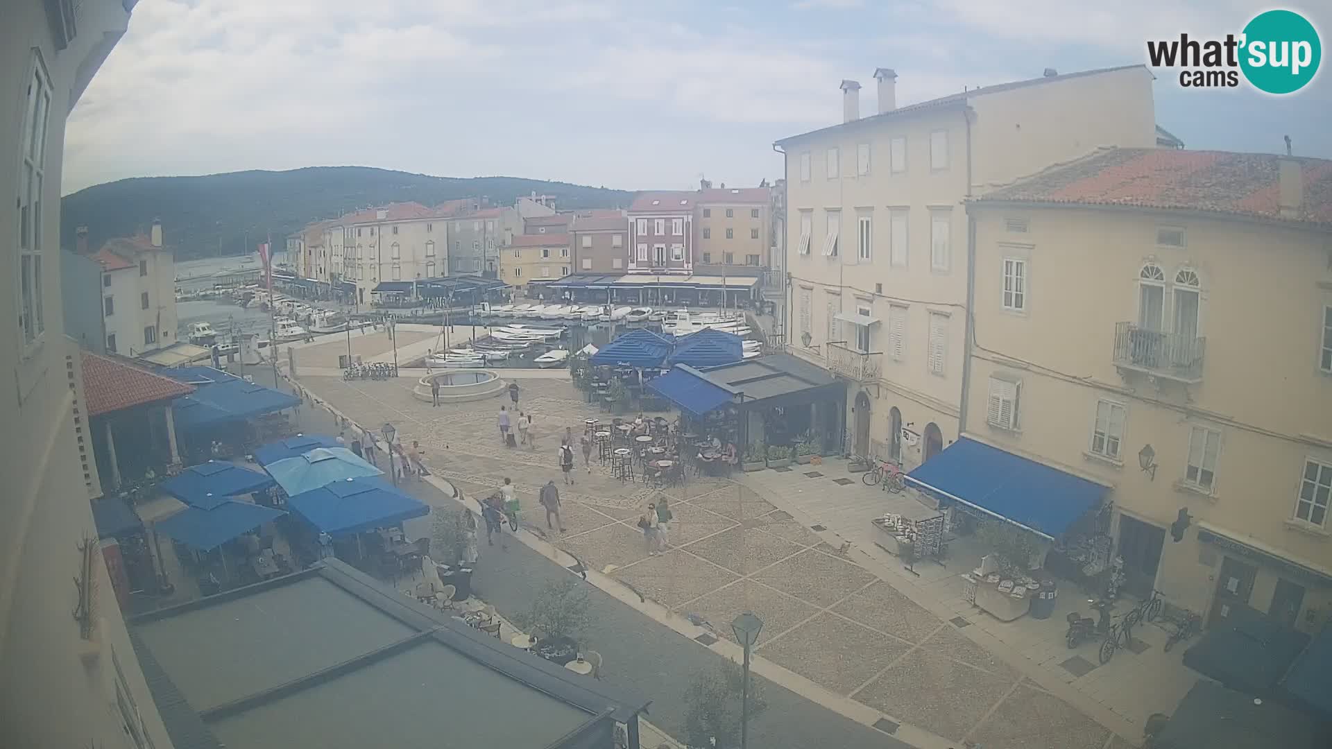 Web kamera Grad Cres – glavni trg i “mandrač” – otok Cres