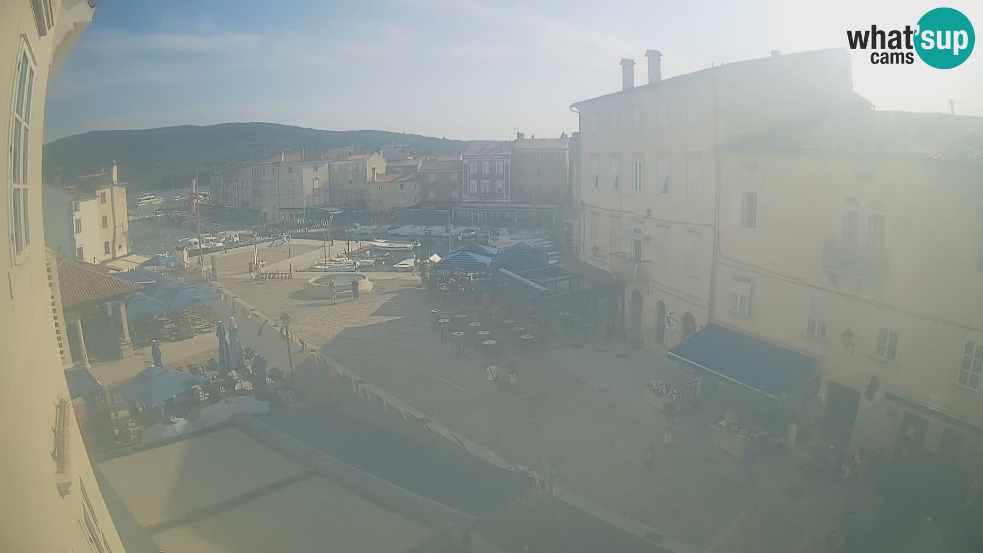 Web kamera Grad Cres – glavni trg i “mandrač” – otok Cres