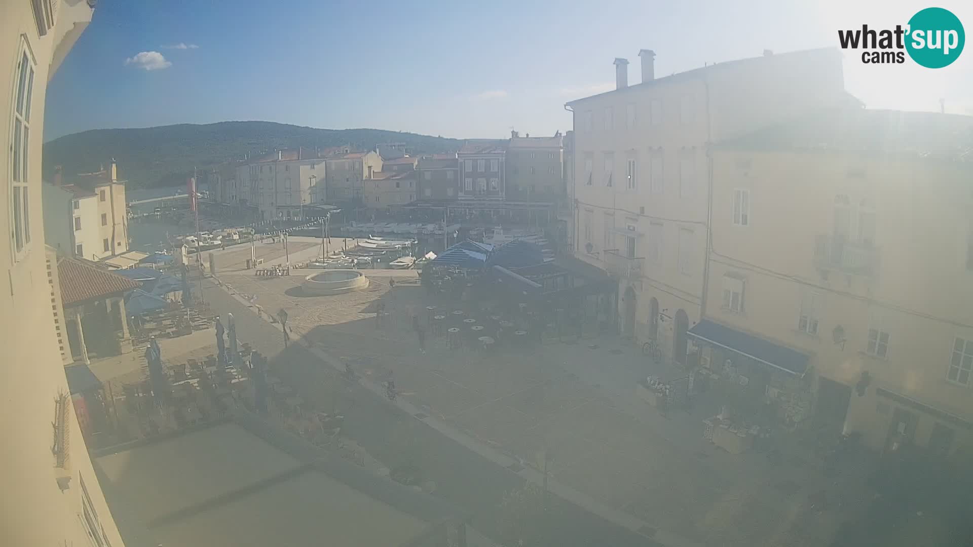 Web kamera Grad Cres – glavni trg i “mandrač” – otok Cres