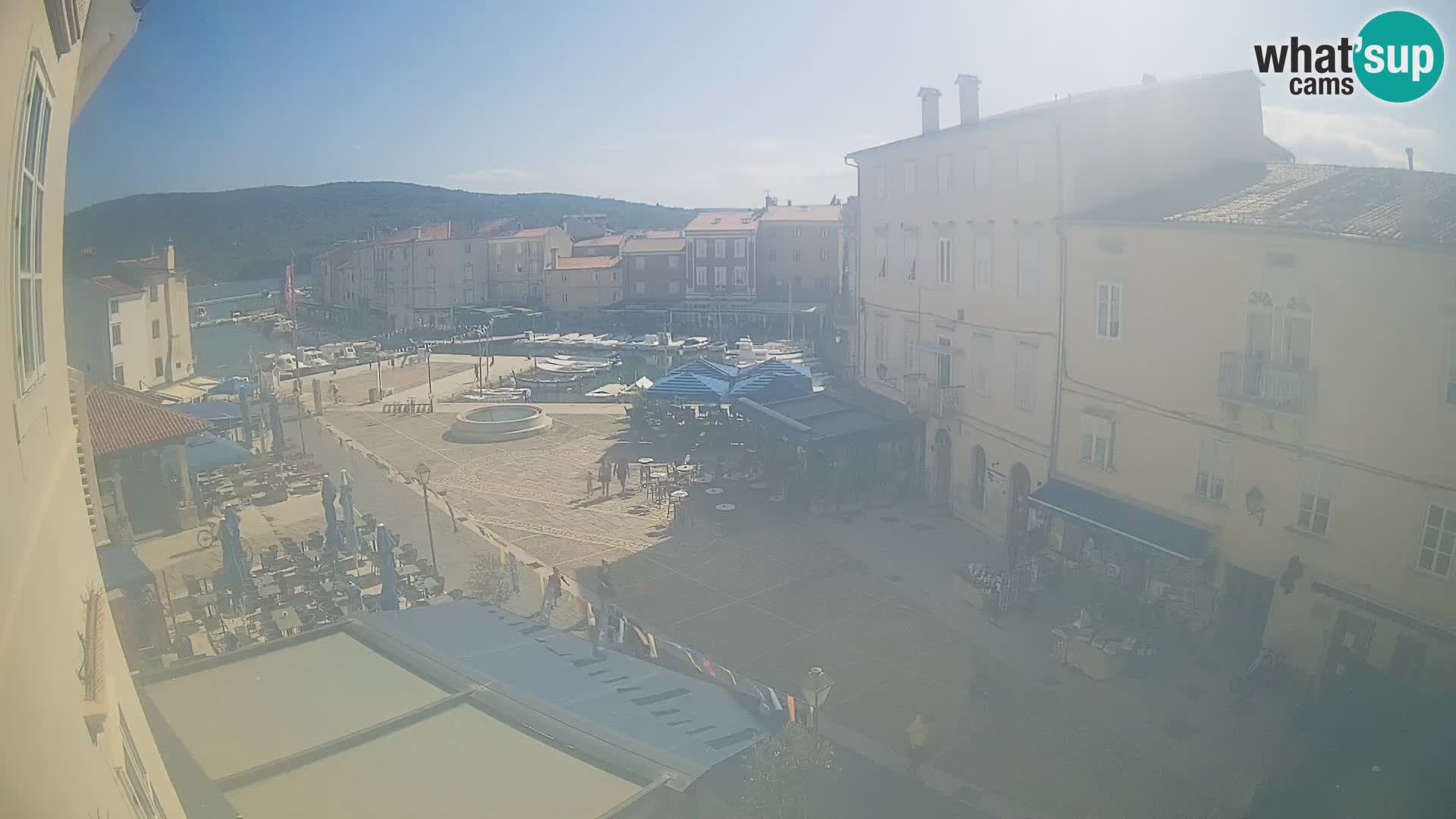 Web kamera Grad Cres – glavni trg i “mandrač” – otok Cres