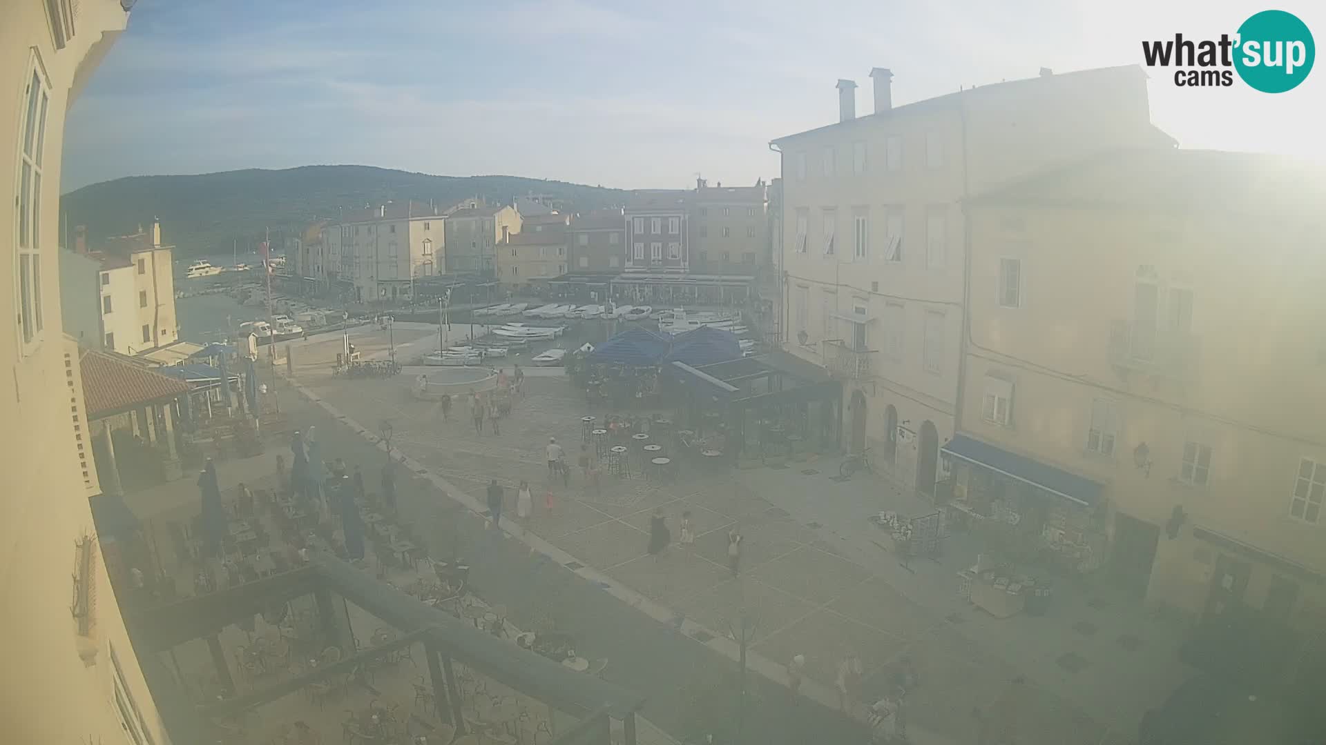 V ŽIVO spletna kamera Cres mesto – glavni trg in “mandrač” – otok Cres – Hrvaška