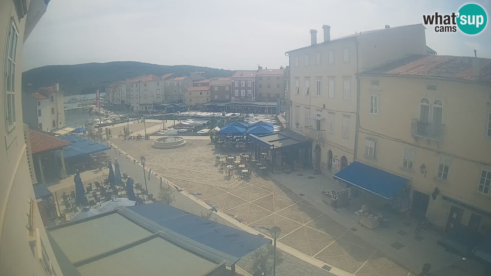 V ŽIVO spletna kamera Cres mesto – glavni trg in “mandrač” – otok Cres – Hrvaška