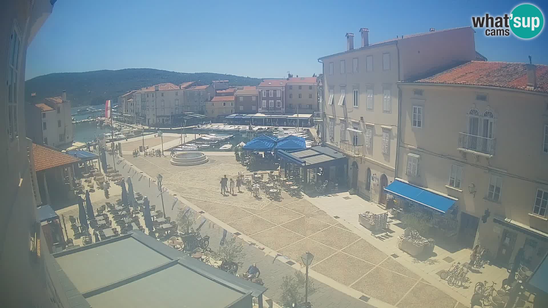 Web kamera Grad Cres – glavni trg i “mandrač” – otok Cres