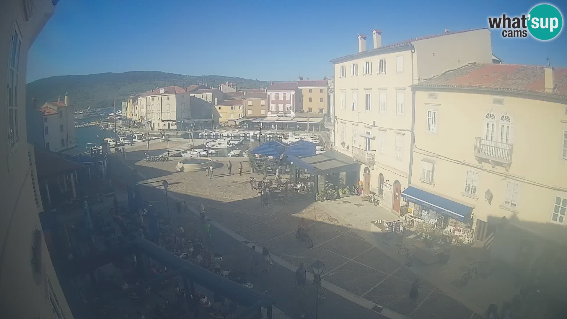 Web kamera Grad Cres – glavni trg i “mandrač” – otok Cres