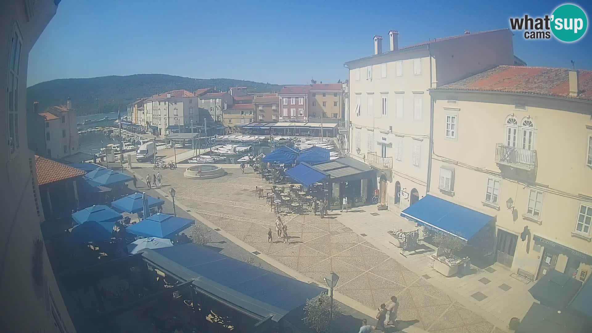Web kamera Grad Cres – glavni trg i “mandrač” – otok Cres