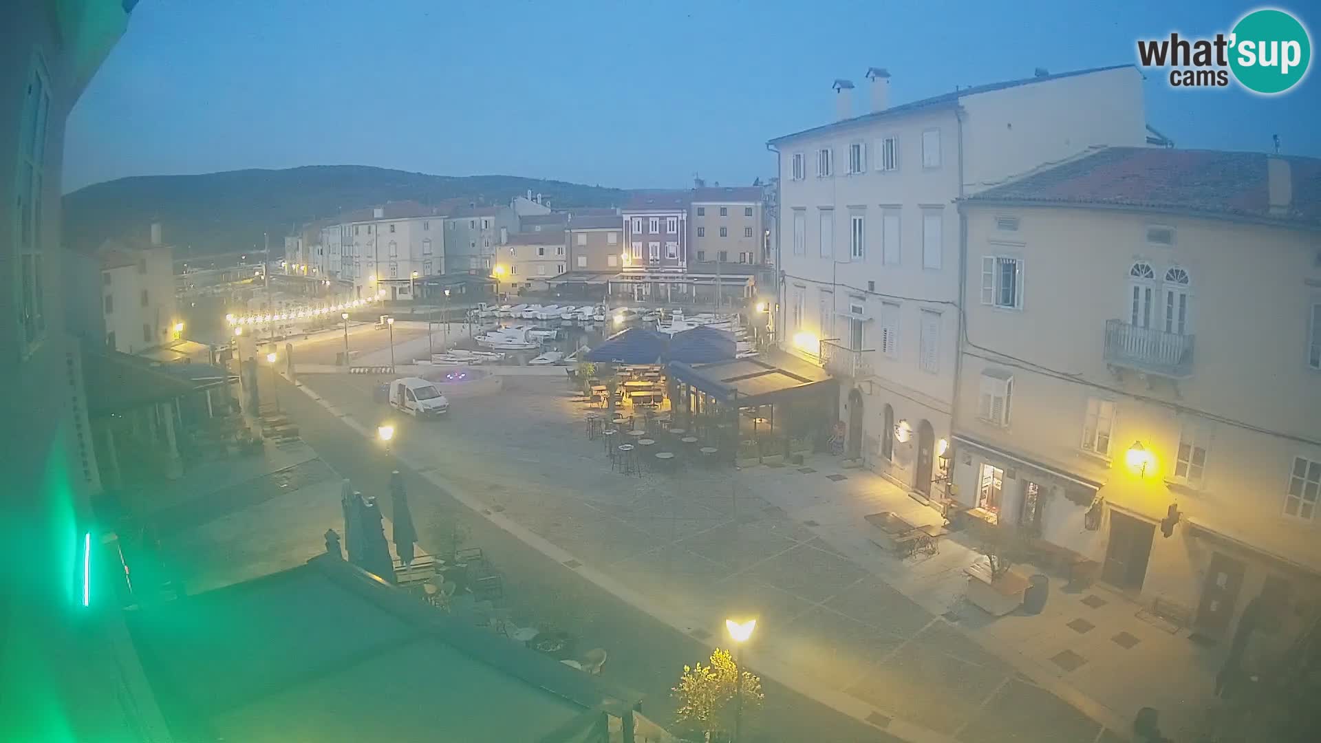 V ŽIVO spletna kamera Cres mesto – glavni trg in “mandrač” – otok Cres – Hrvaška