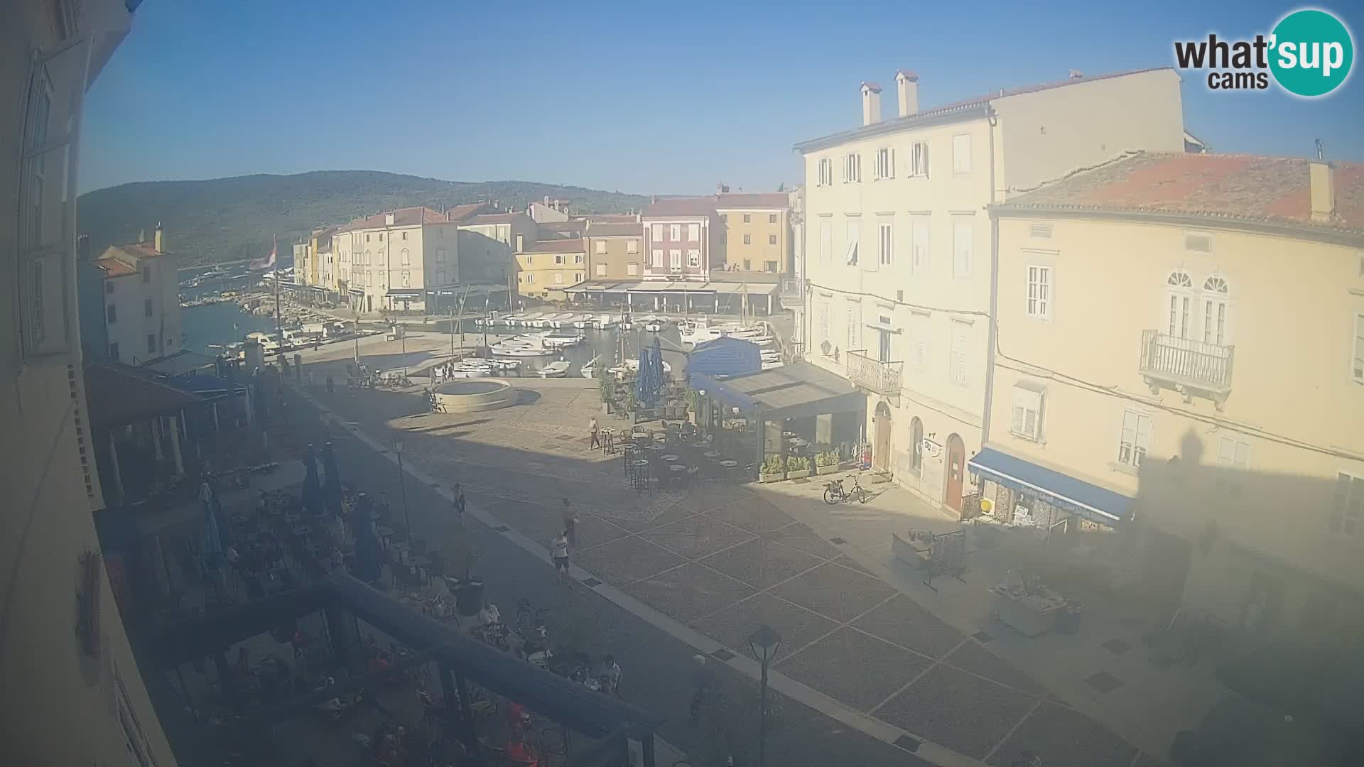 Web kamera Grad Cres – glavni trg i “mandrač” – otok Cres