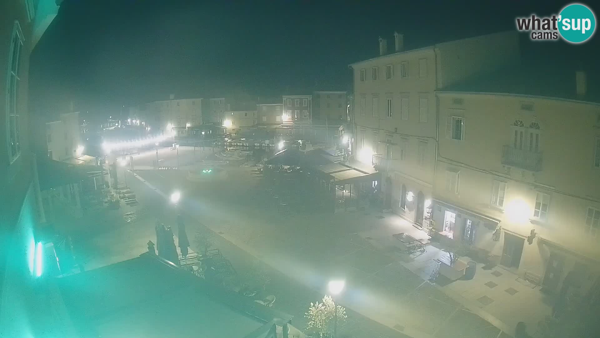 Web kamera Grad Cres – glavni trg i “mandrač” – otok Cres