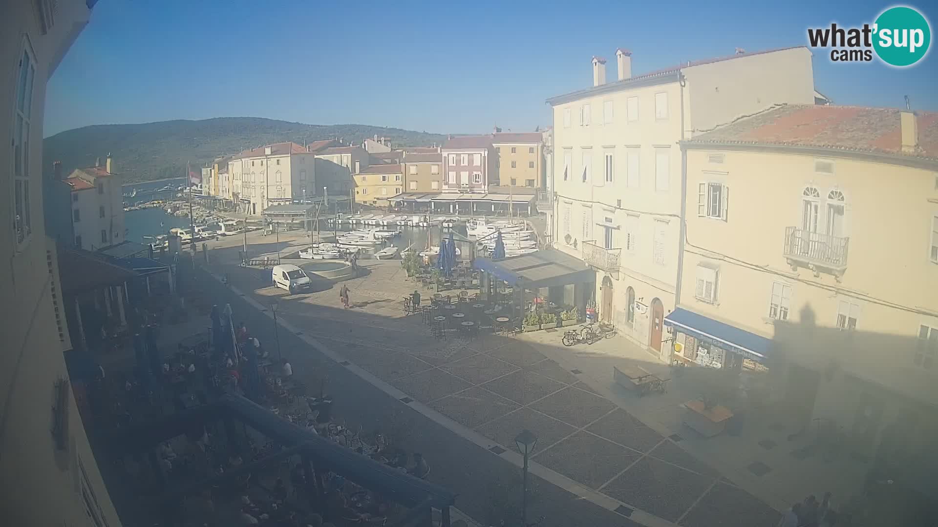 Web kamera Grad Cres – glavni trg i “mandrač” – otok Cres