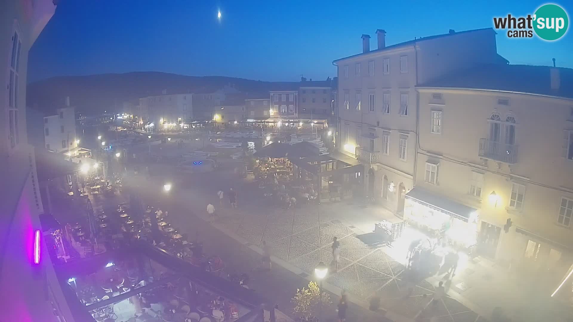 Web kamera Grad Cres – glavni trg i “mandrač” – otok Cres