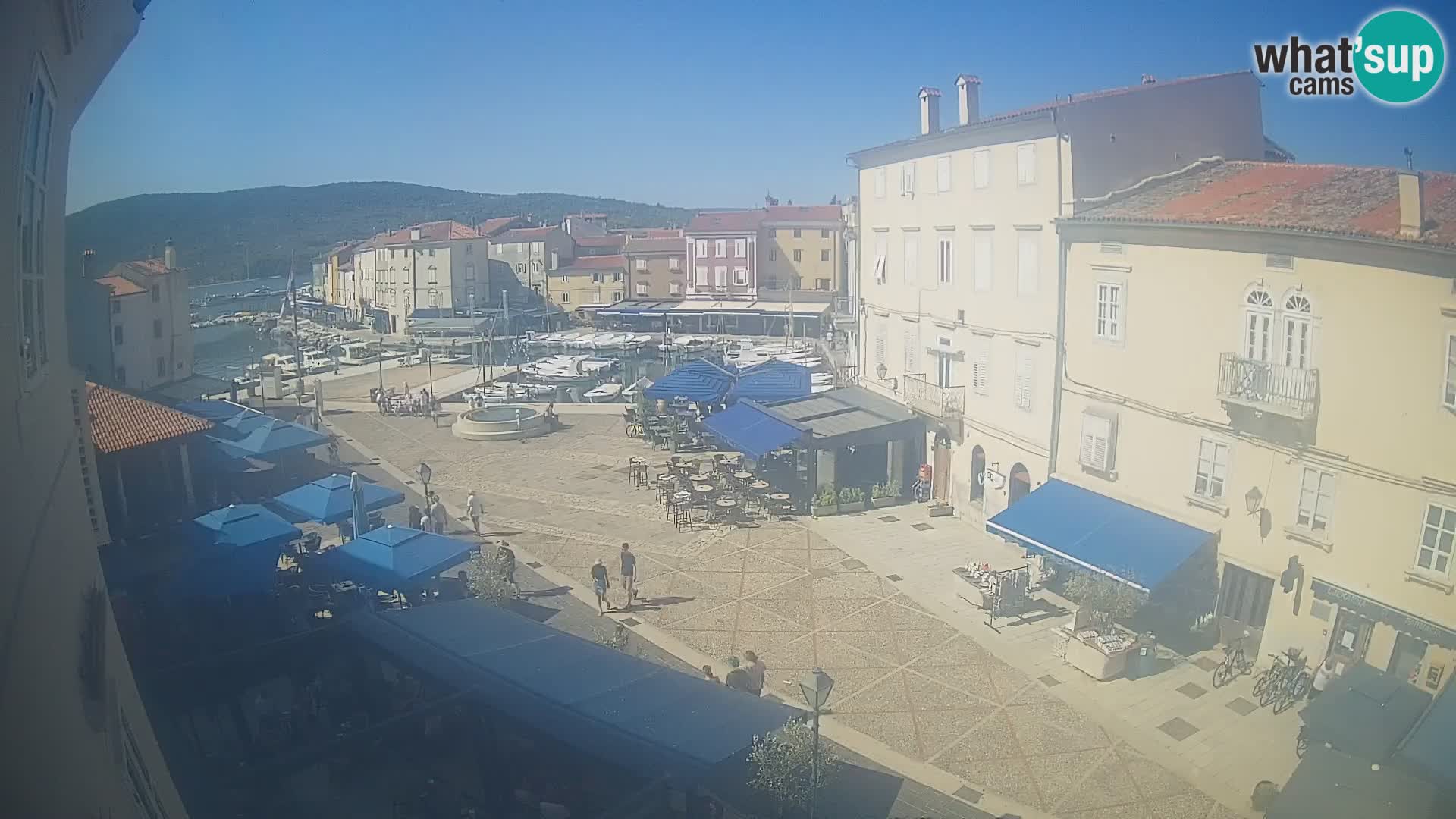Web kamera Grad Cres – glavni trg i “mandrač” – otok Cres
