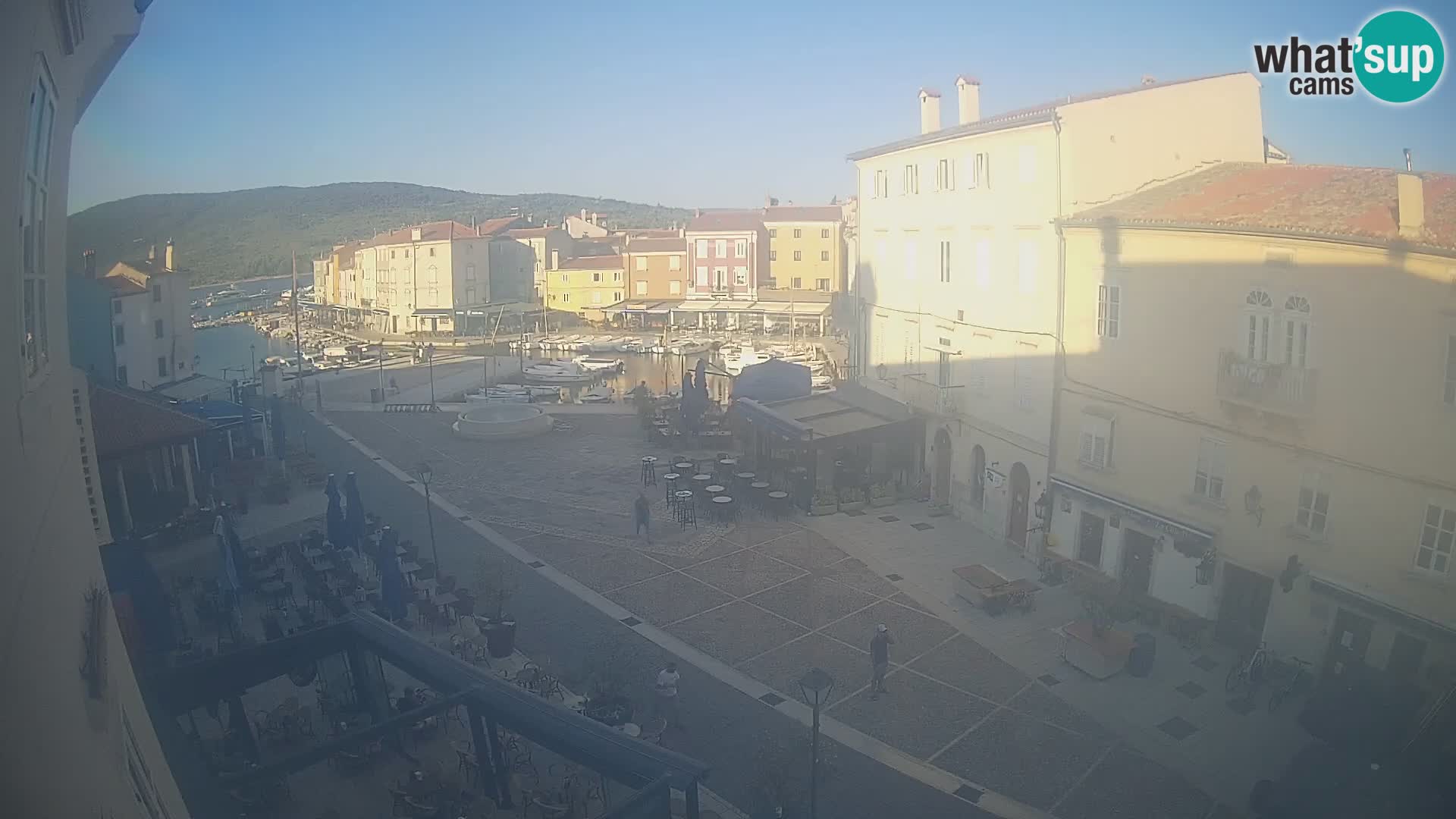 Cámara en vivo ciudad de Cres – plaza principal y “mandrač” – isla de Cres – Croacia
