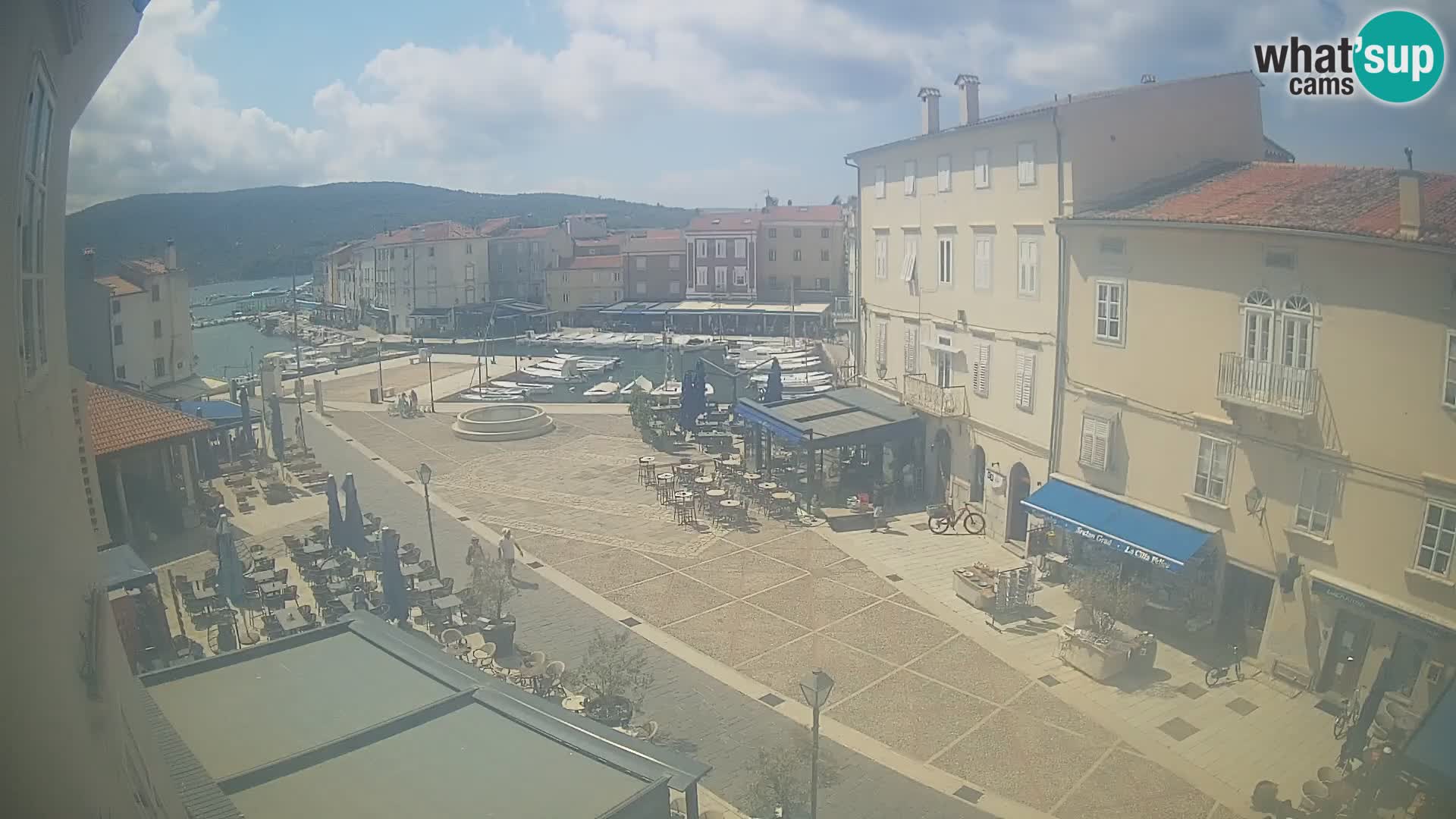 Web kamera Grad Cres – glavni trg i “mandrač” – otok Cres