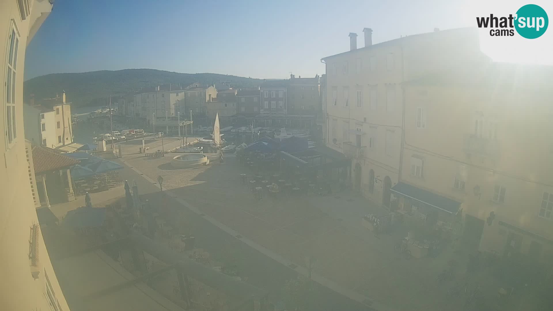 Web kamera Grad Cres – glavni trg i “mandrač” – otok Cres