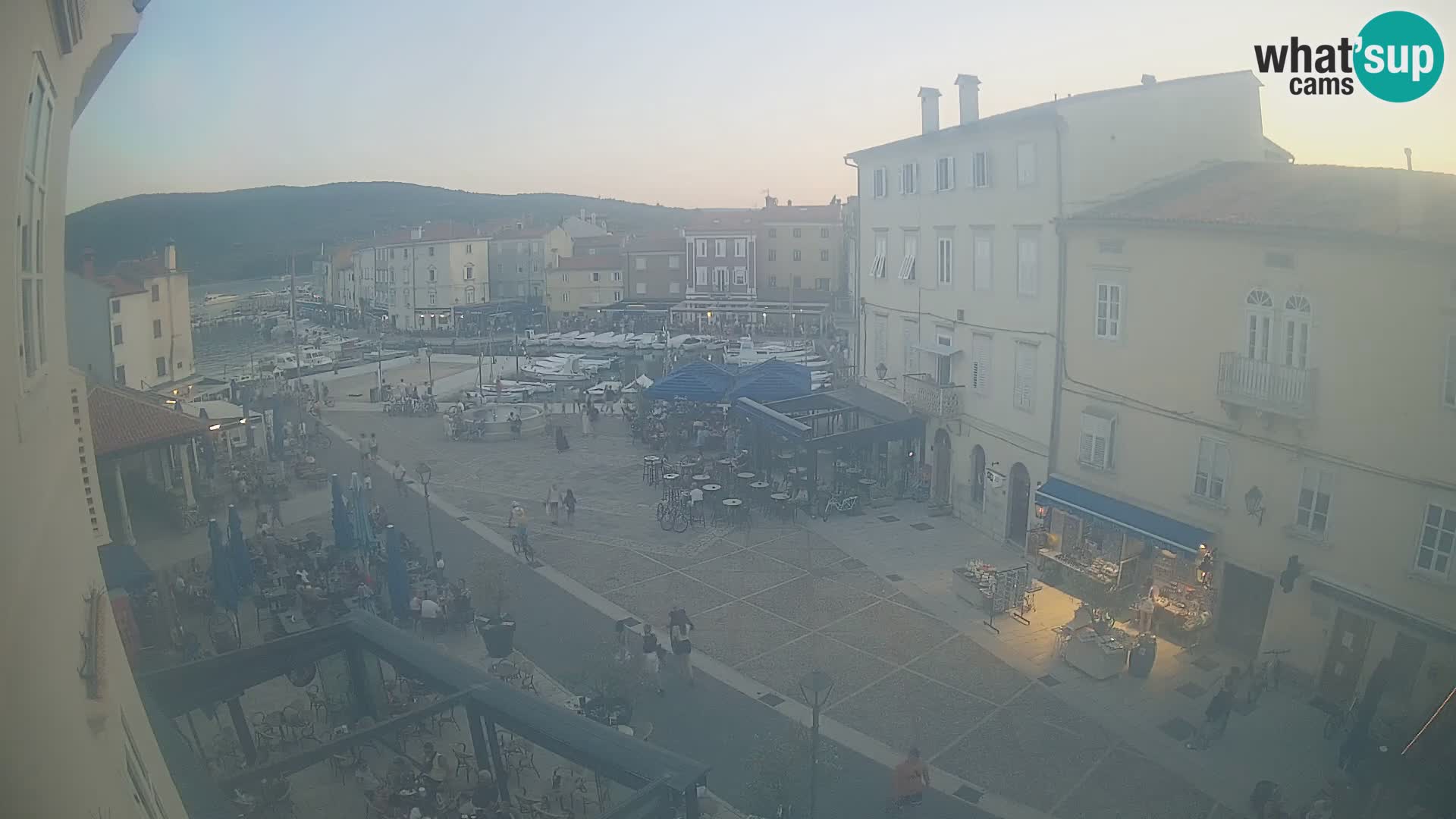Web kamera Grad Cres – glavni trg i “mandrač” – otok Cres