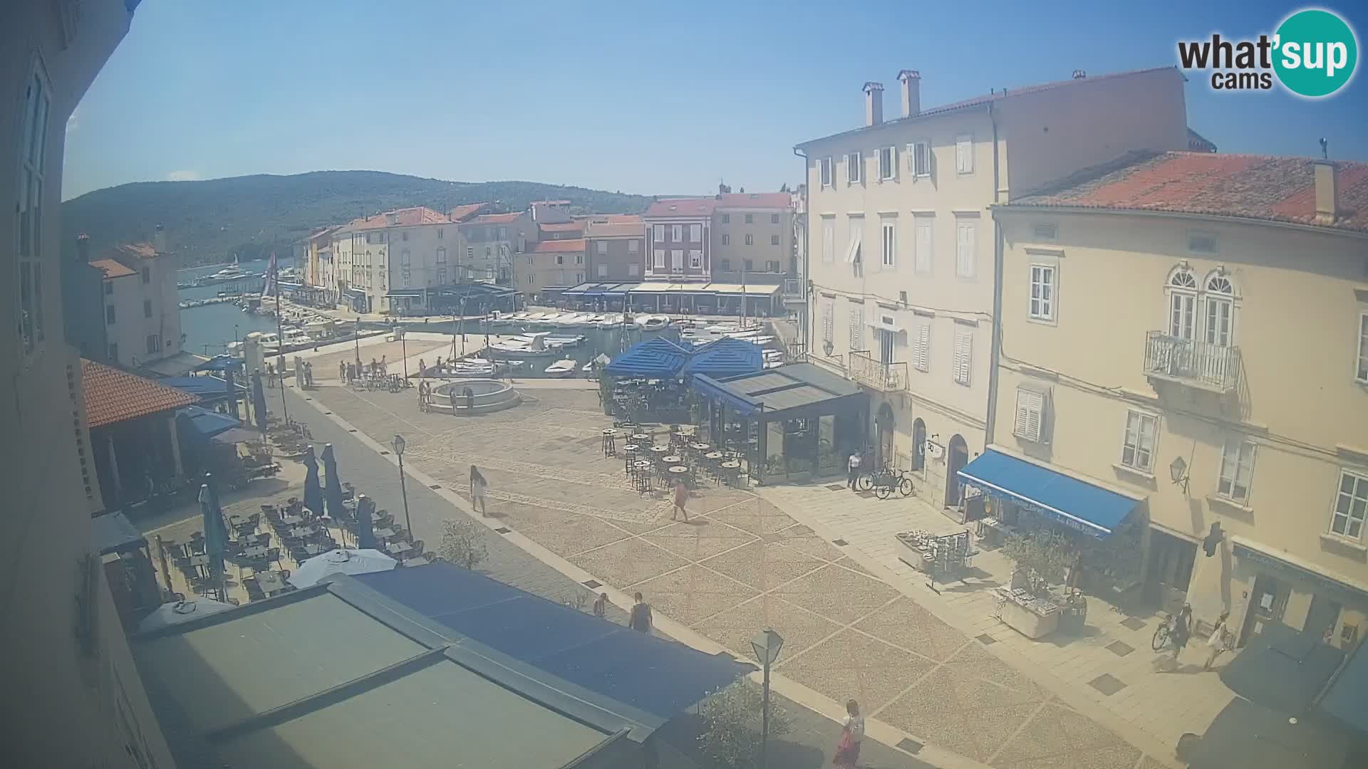 Web kamera Grad Cres – glavni trg i “mandrač” – otok Cres