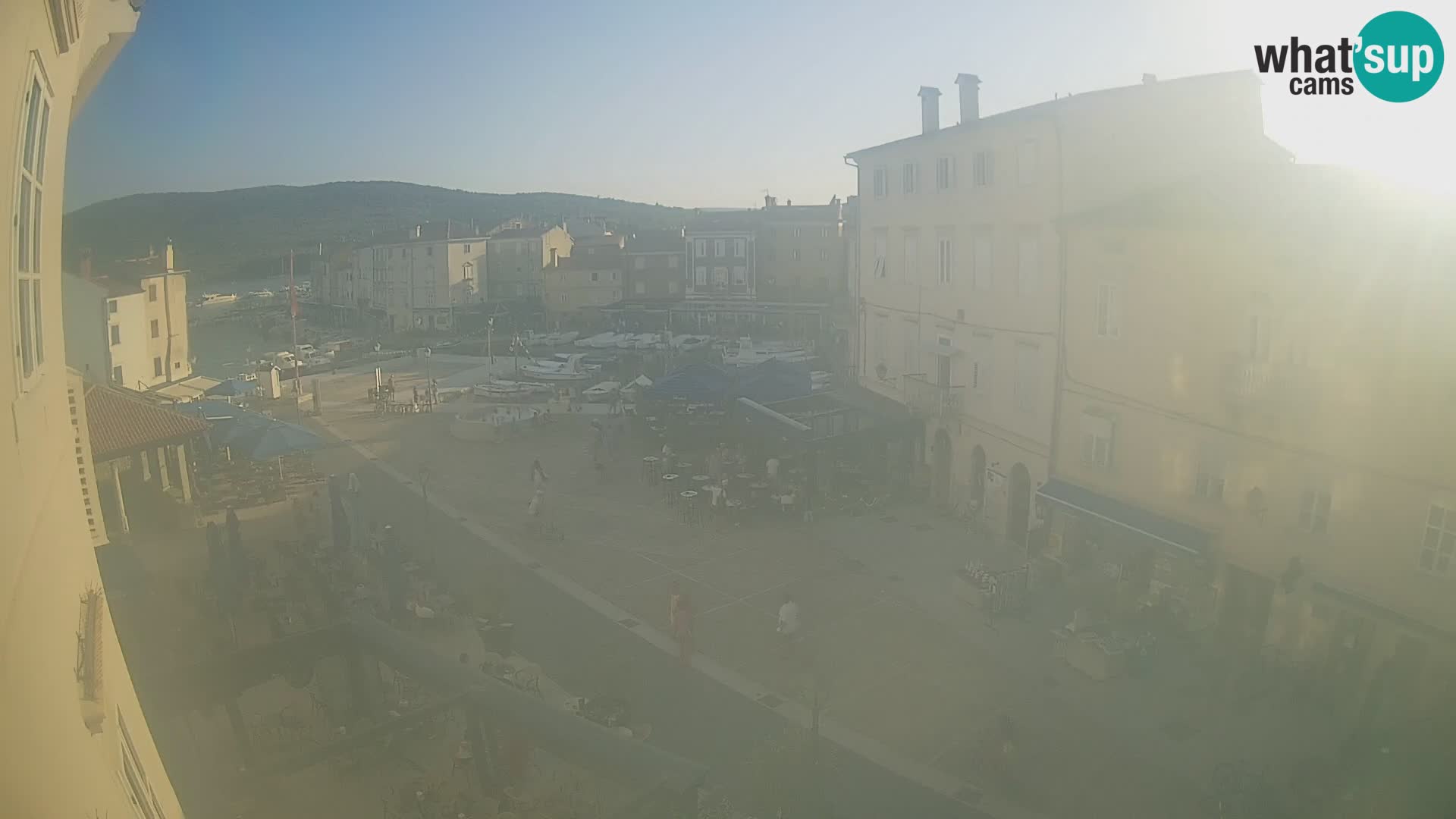 Web kamera Grad Cres – glavni trg i “mandrač” – otok Cres