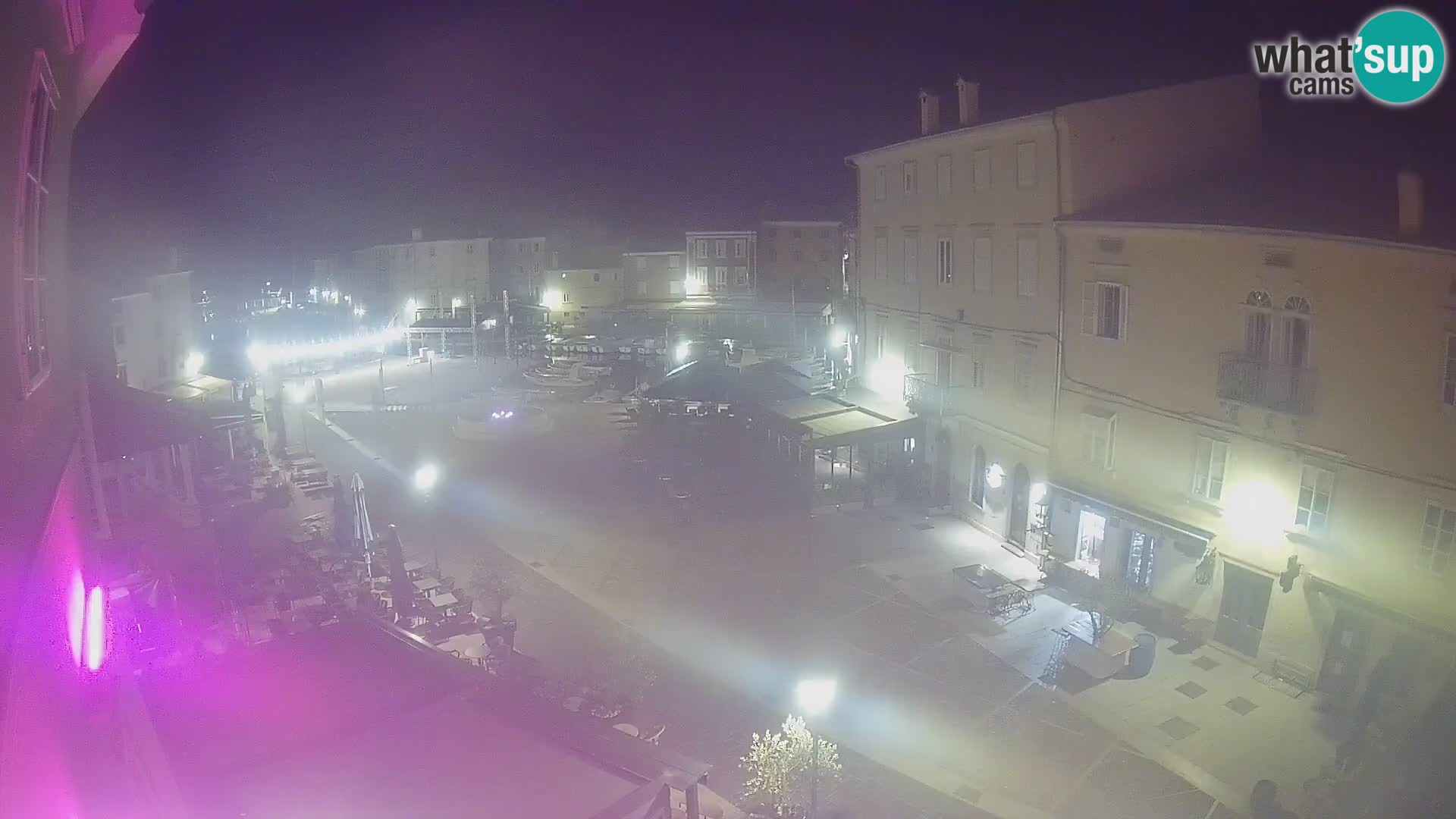 Web kamera Grad Cres – glavni trg i “mandrač” – otok Cres