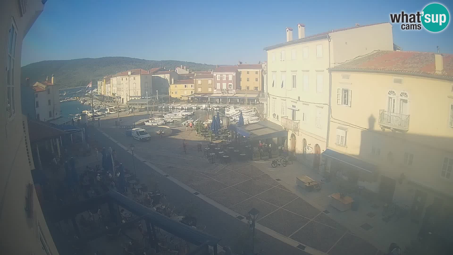 LIVE cam Cres city – place principale et “mandrač” – île de Cres – Croatie