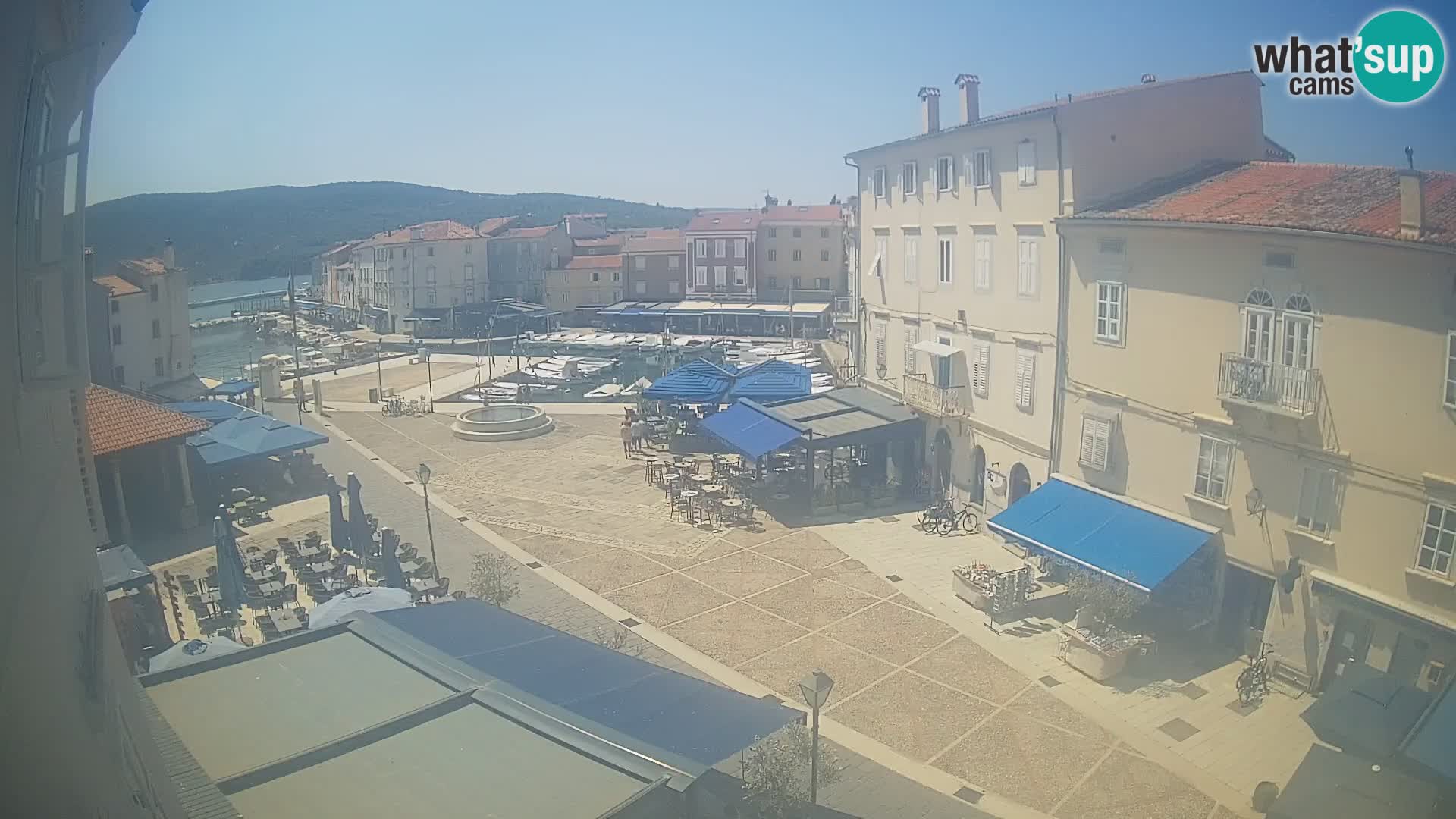 Web kamera Grad Cres – glavni trg i “mandrač” – otok Cres