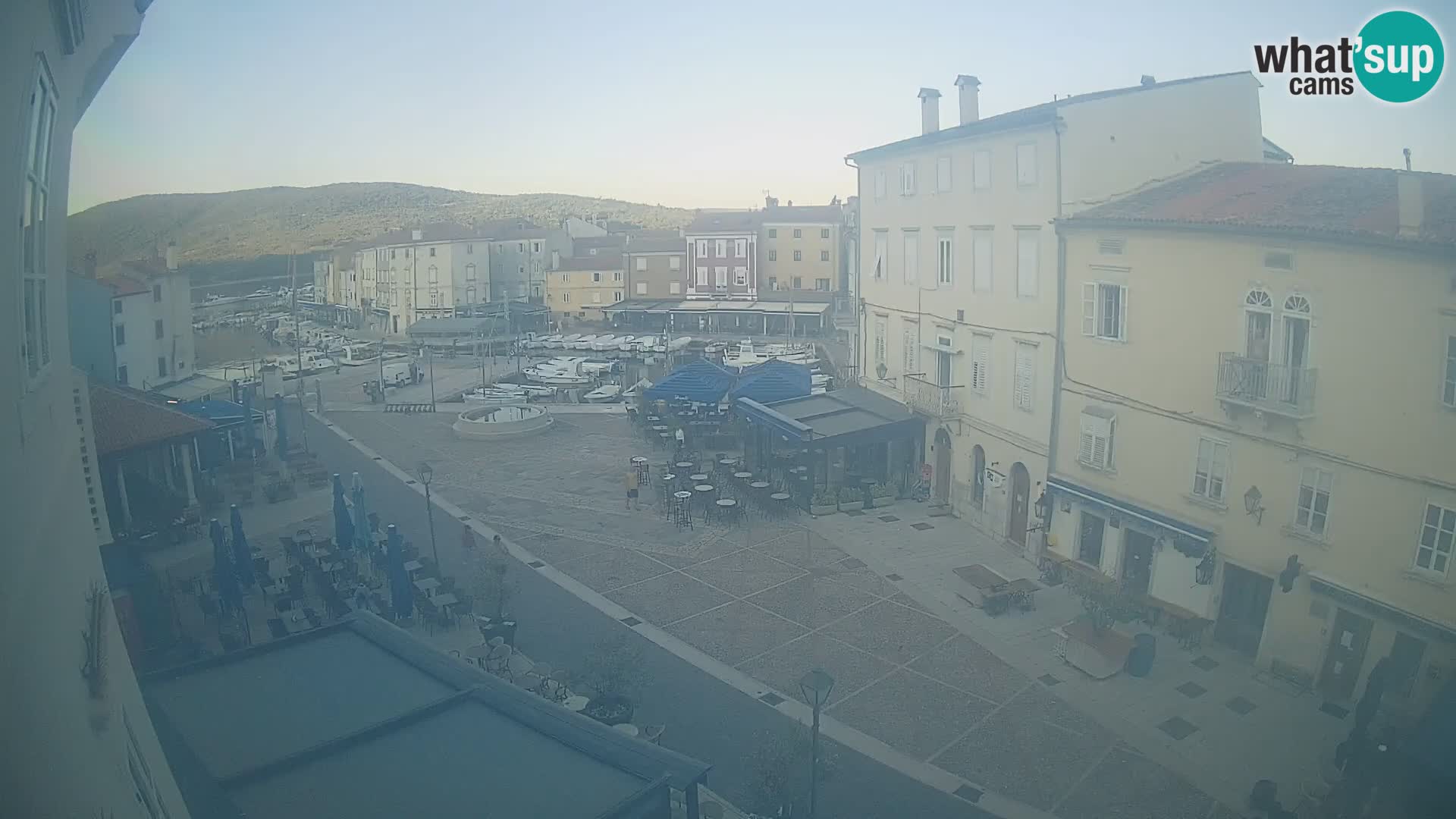Web kamera Grad Cres – glavni trg i “mandrač” – otok Cres