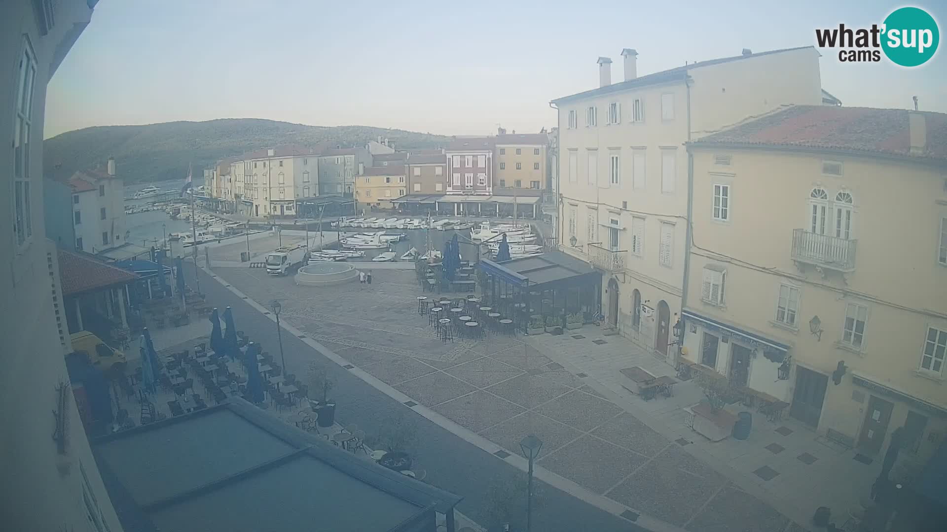 Cámara en vivo ciudad de Cres – plaza principal y “mandrač” – isla de Cres – Croacia